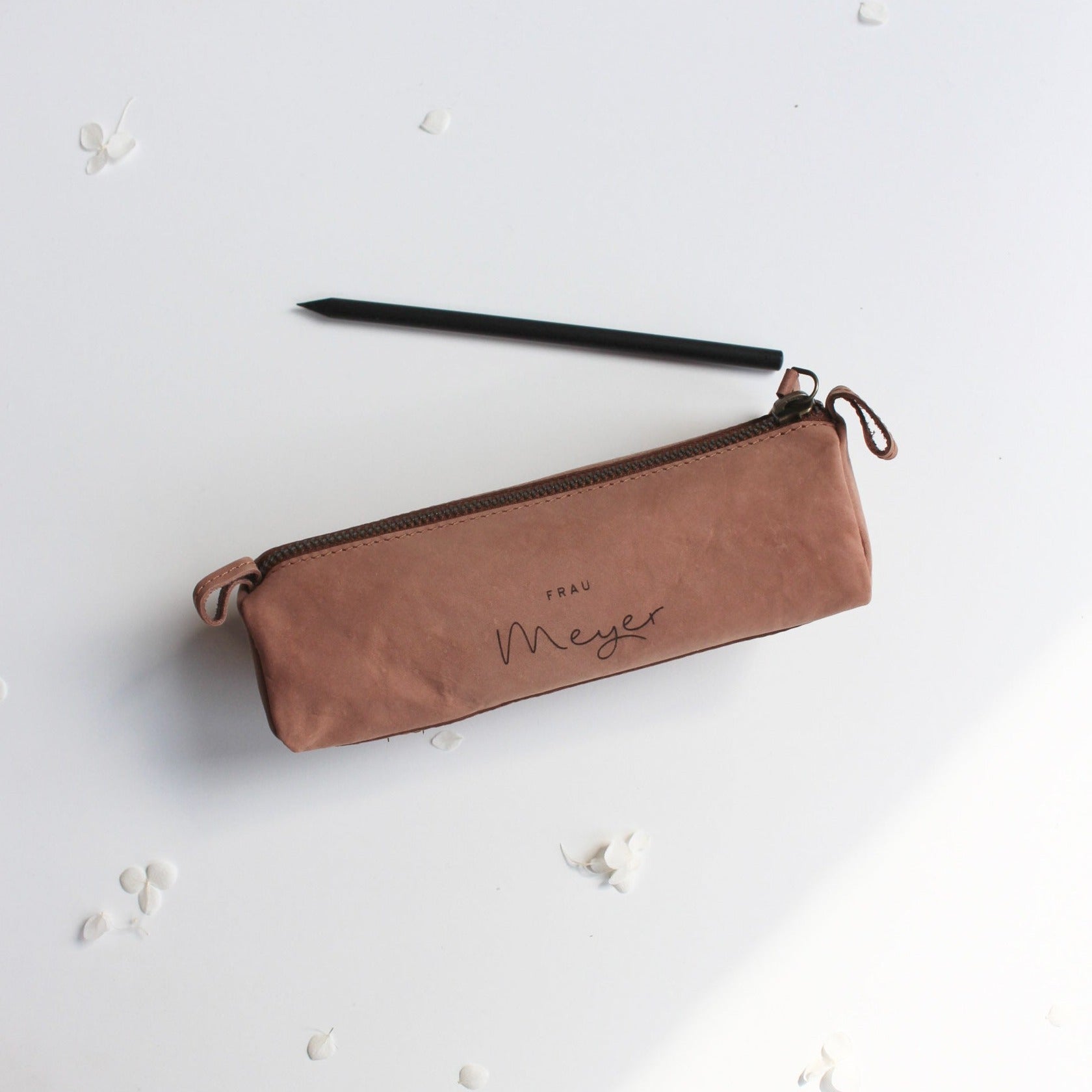 Personalisiertes Leder-Federmäppchen – Das perfekte Abschiedsgeschenk für Lehrer