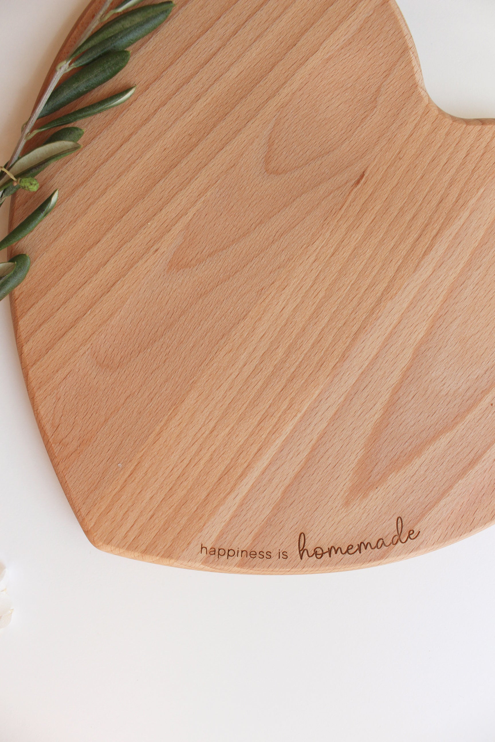 Herzförmiges Holzschneidebrett - "happiness is homemade"