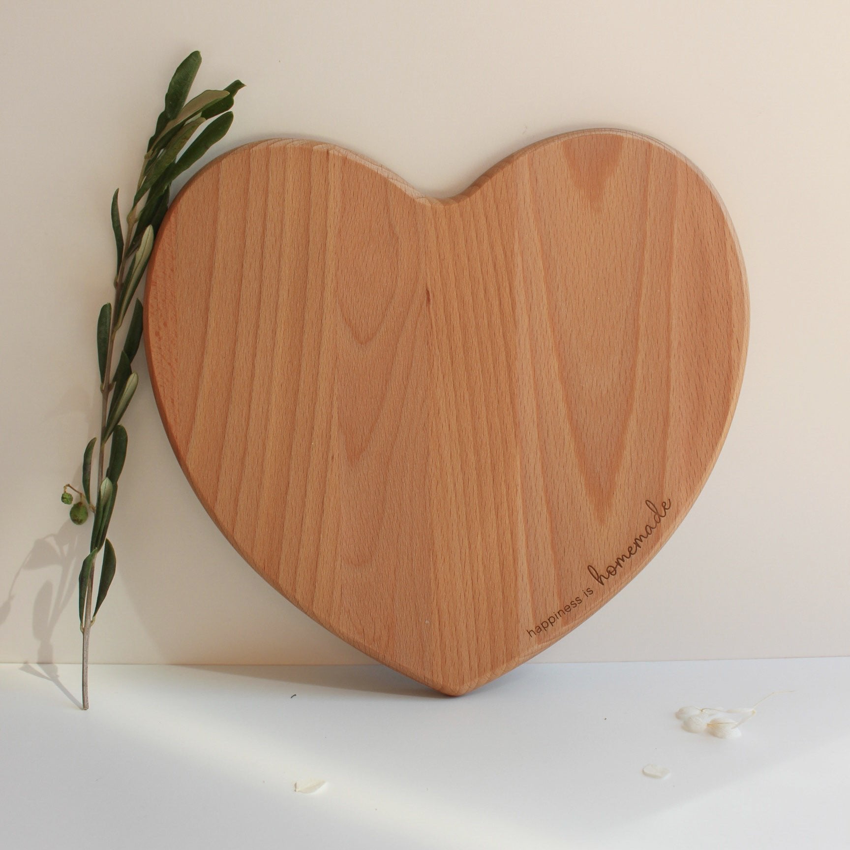 Herzförmiges Holzschneidebrett - "happiness is homemade"