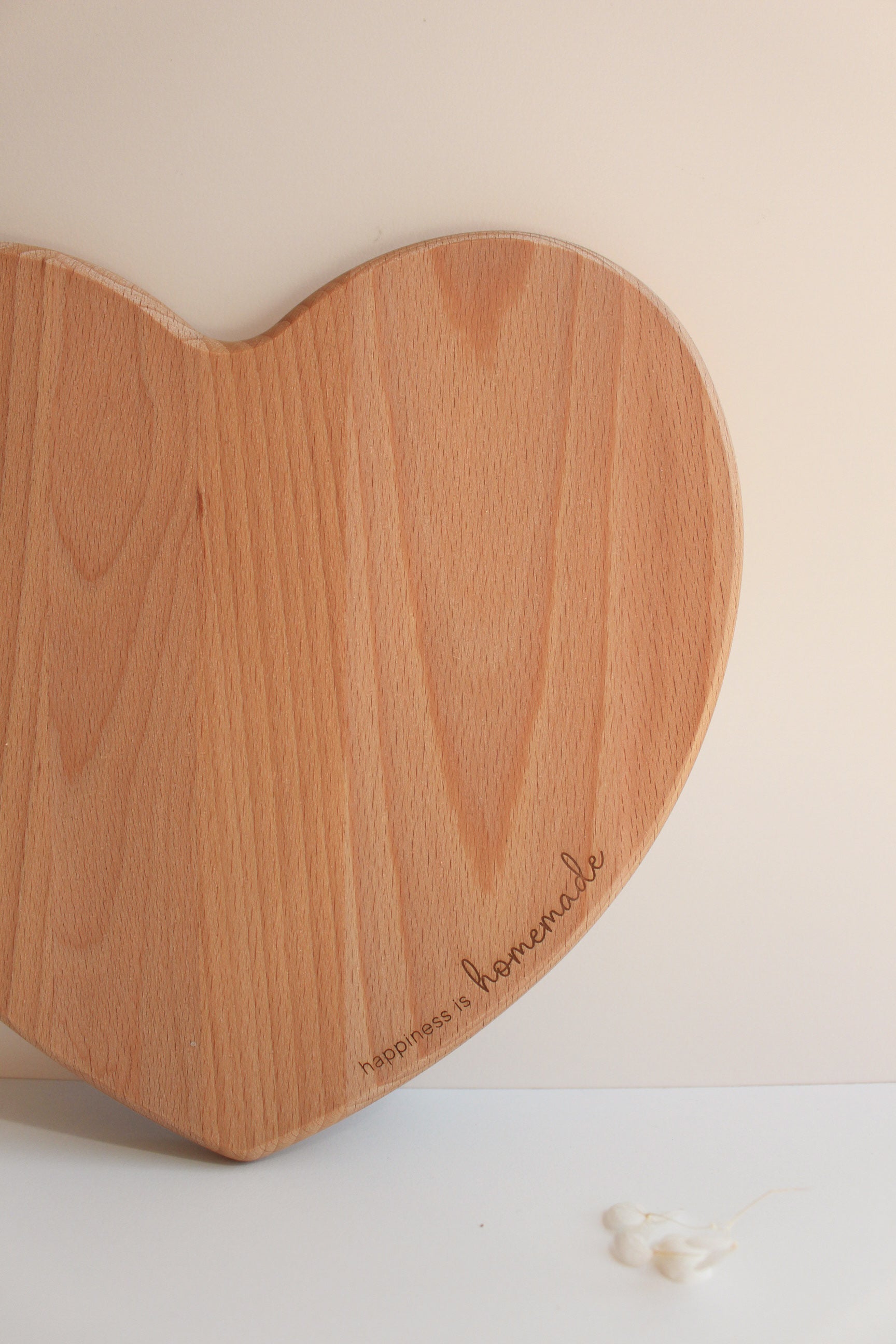 Herzförmiges Holzschneidebrett - "happiness is homemade"