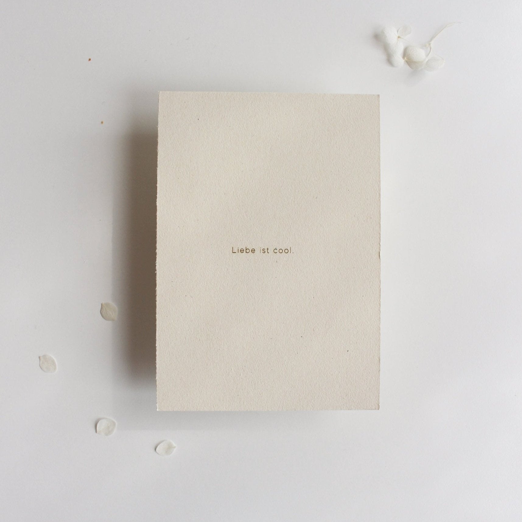 Gravierte Postkarte aus Finnpappe "Liebe ist cool"