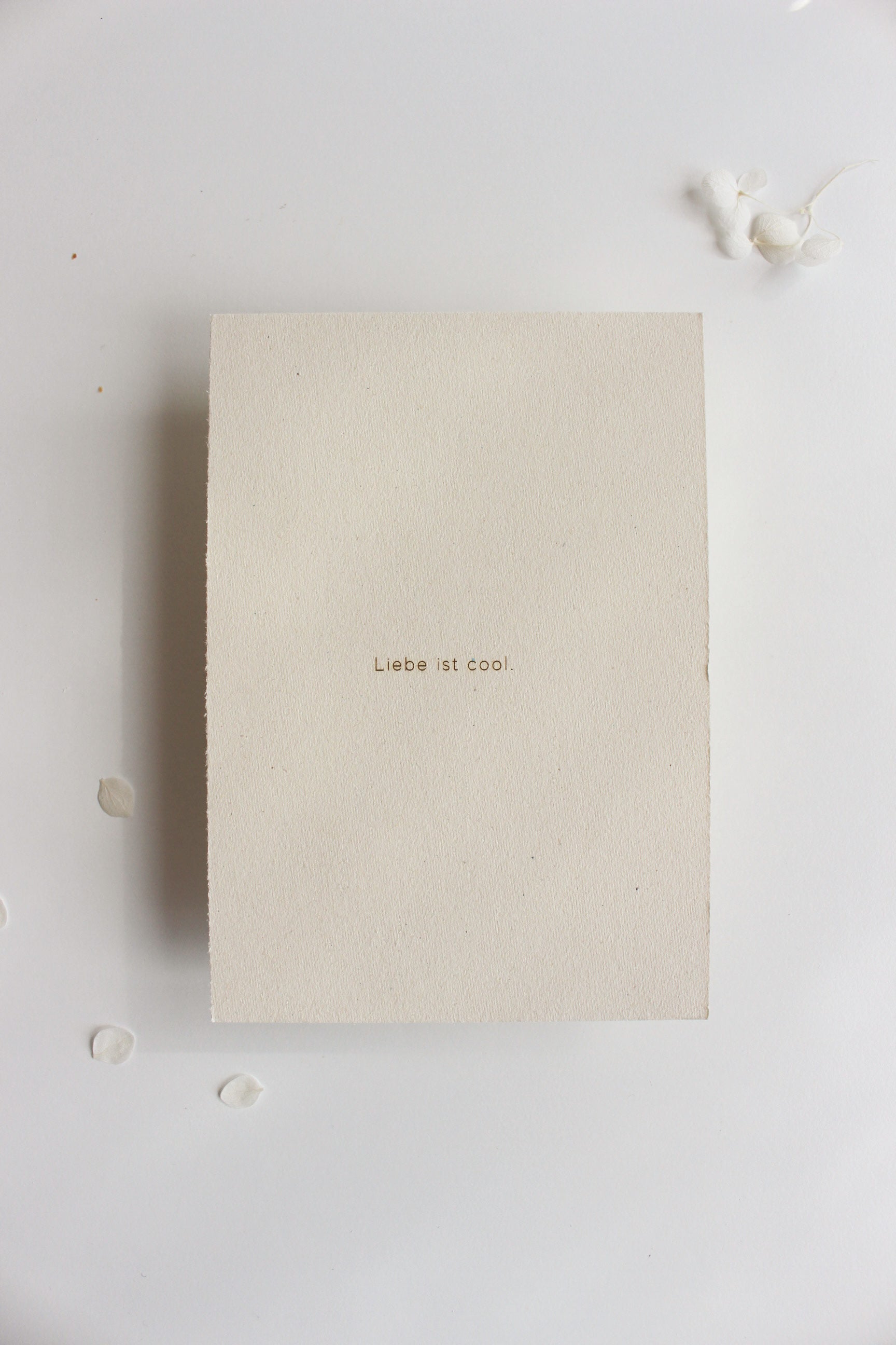 Gravierte Postkarte aus Finnpappe "Liebe ist cool"