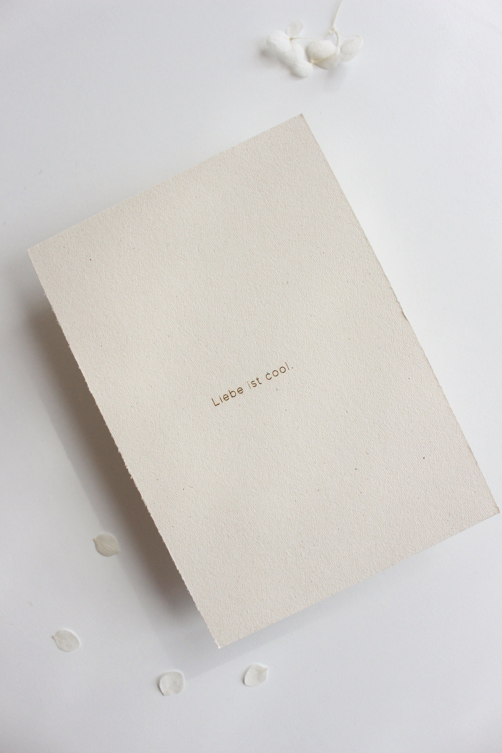 Gravierte Postkarte aus Finnpappe "Liebe ist cool"
