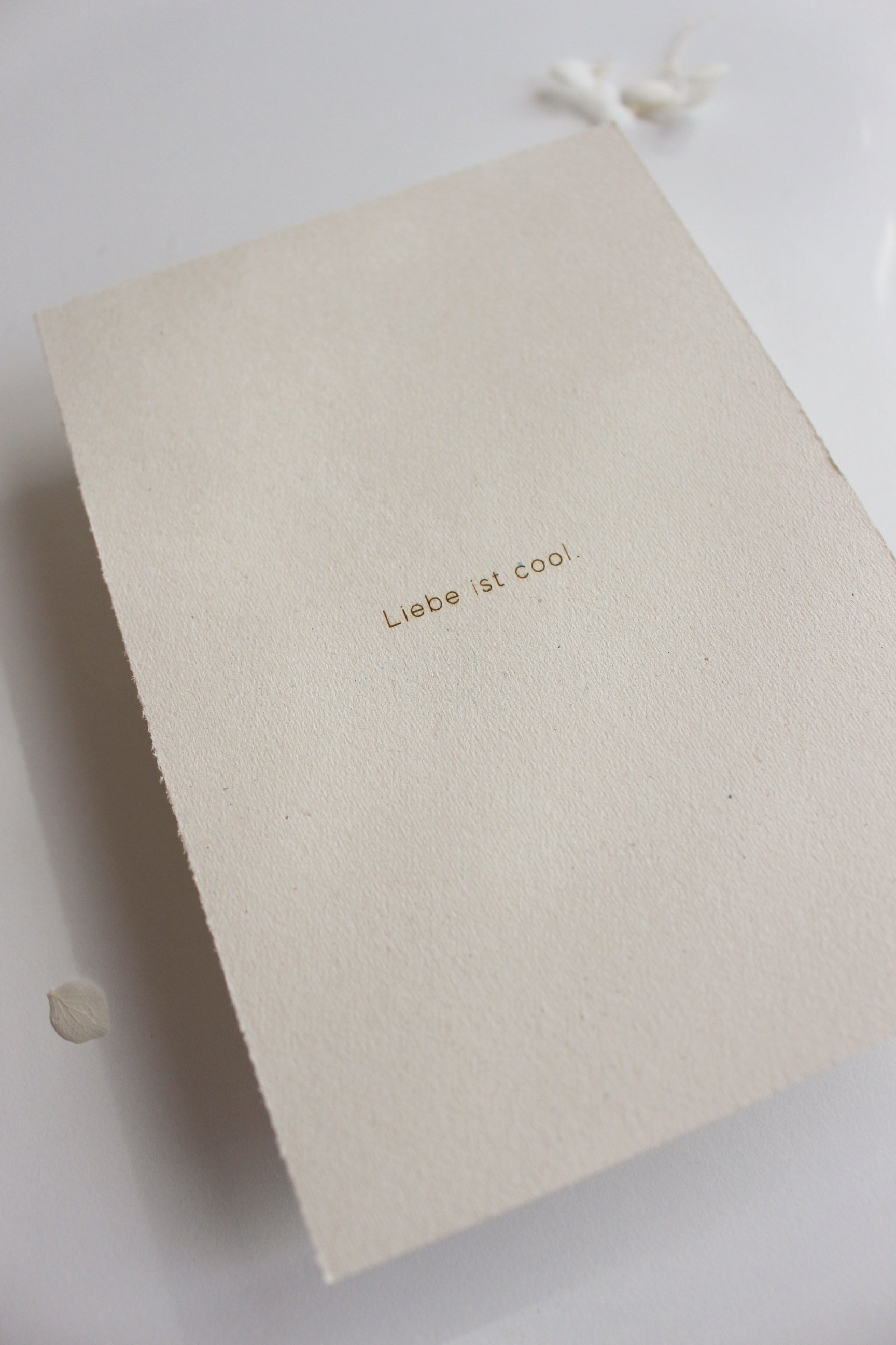 Gravierte Postkarte aus Finnpappe "Liebe ist cool"