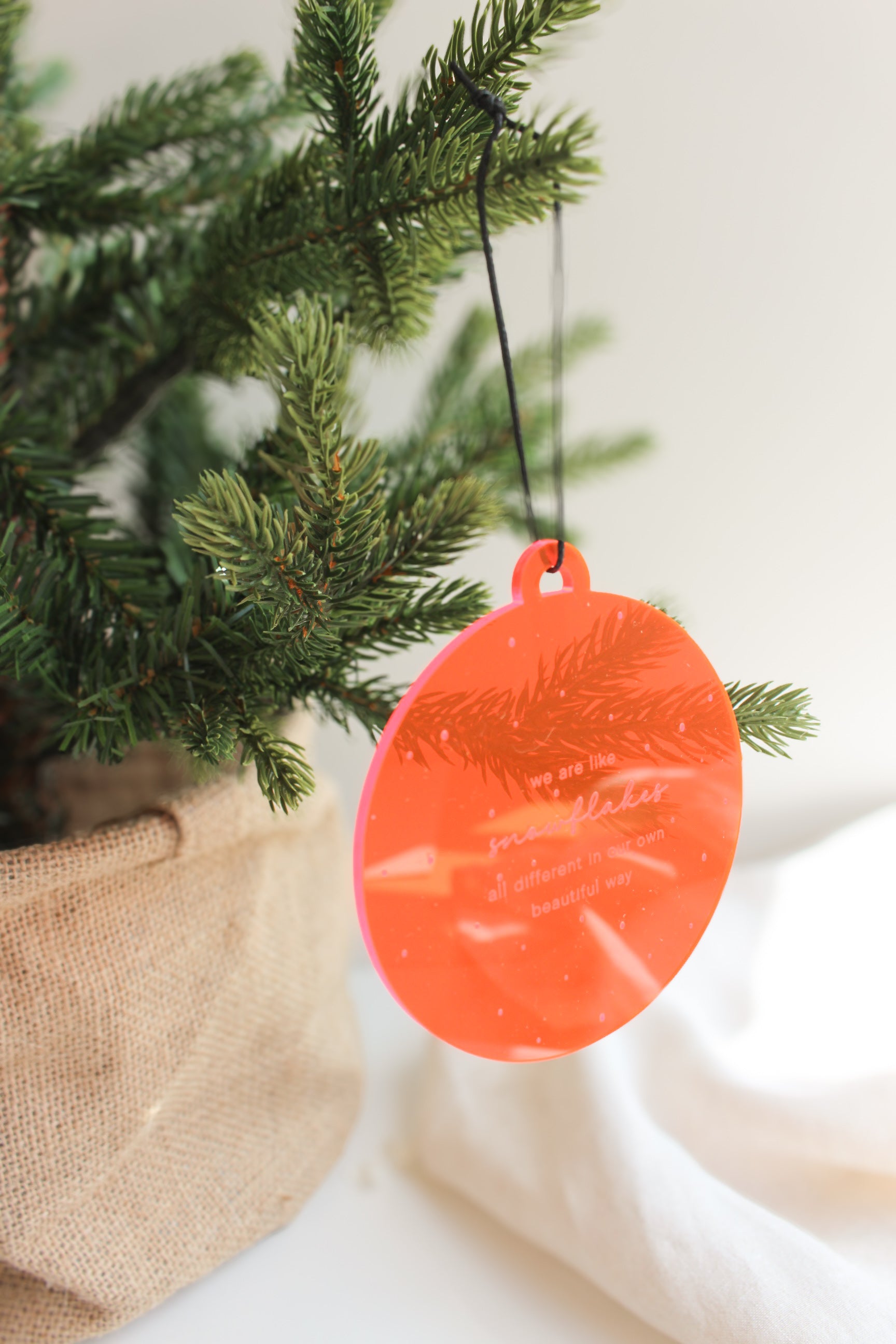 Weihnachtskugel aus Acryl "snowflakes"