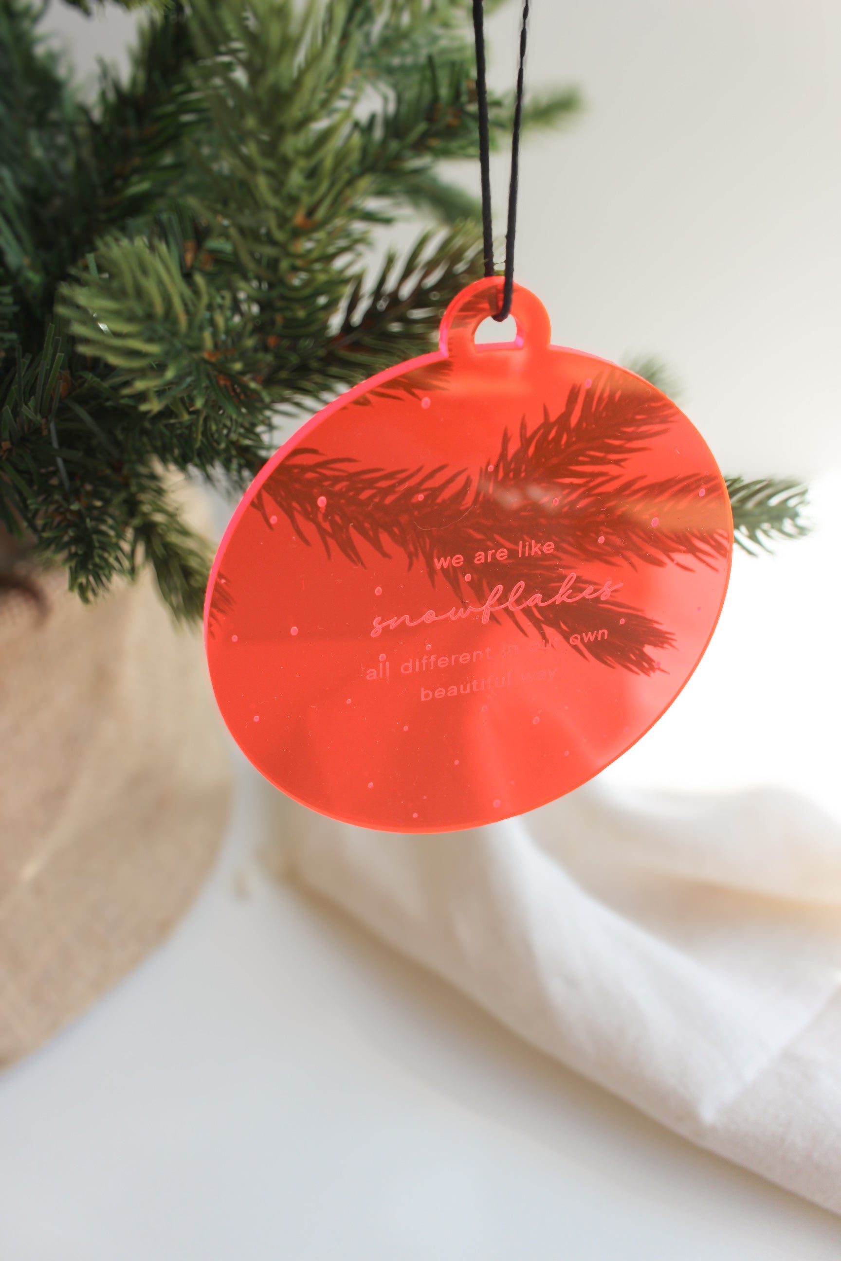 Weihnachtskugel aus Acryl "snowflakes"