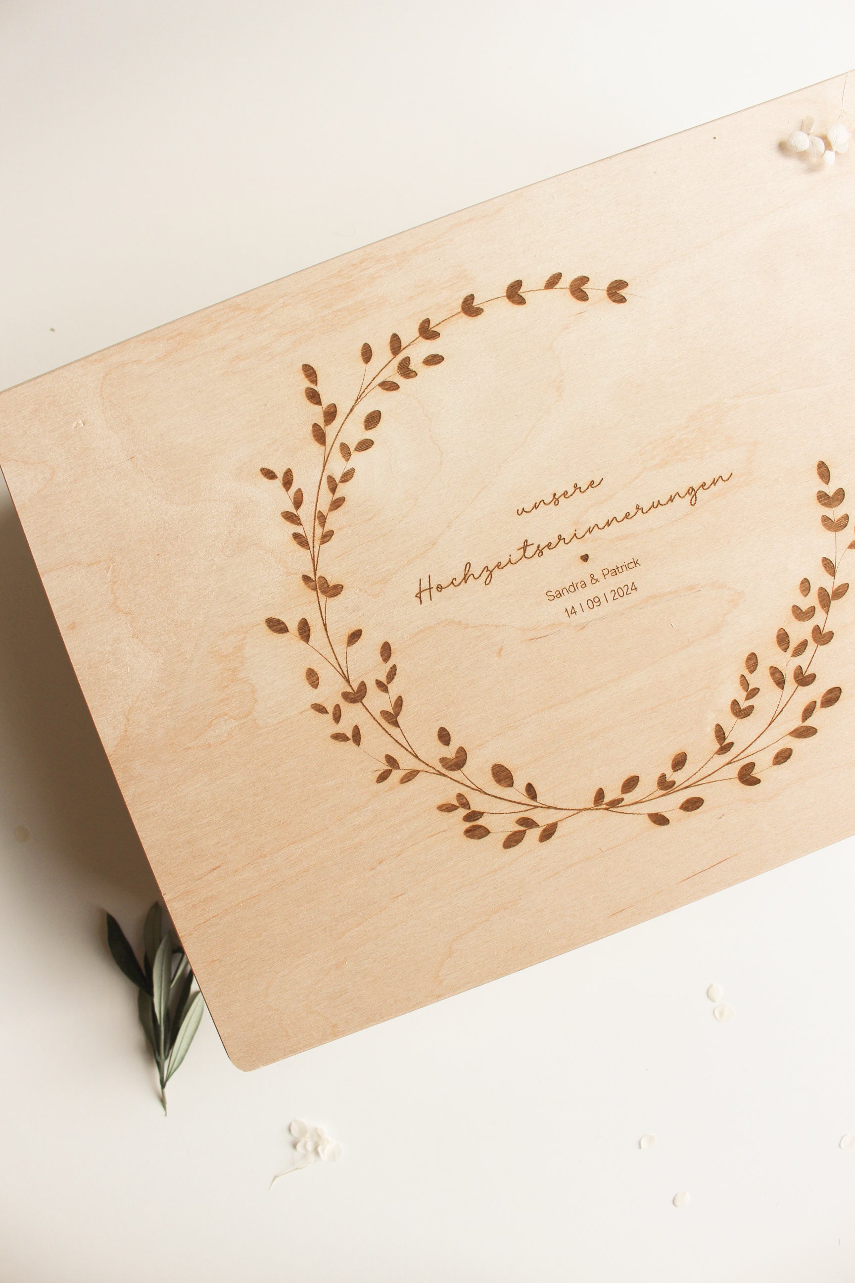 Personalisierte Erinnerungskiste als Hochzeitsgeschenk - Blumenkranz