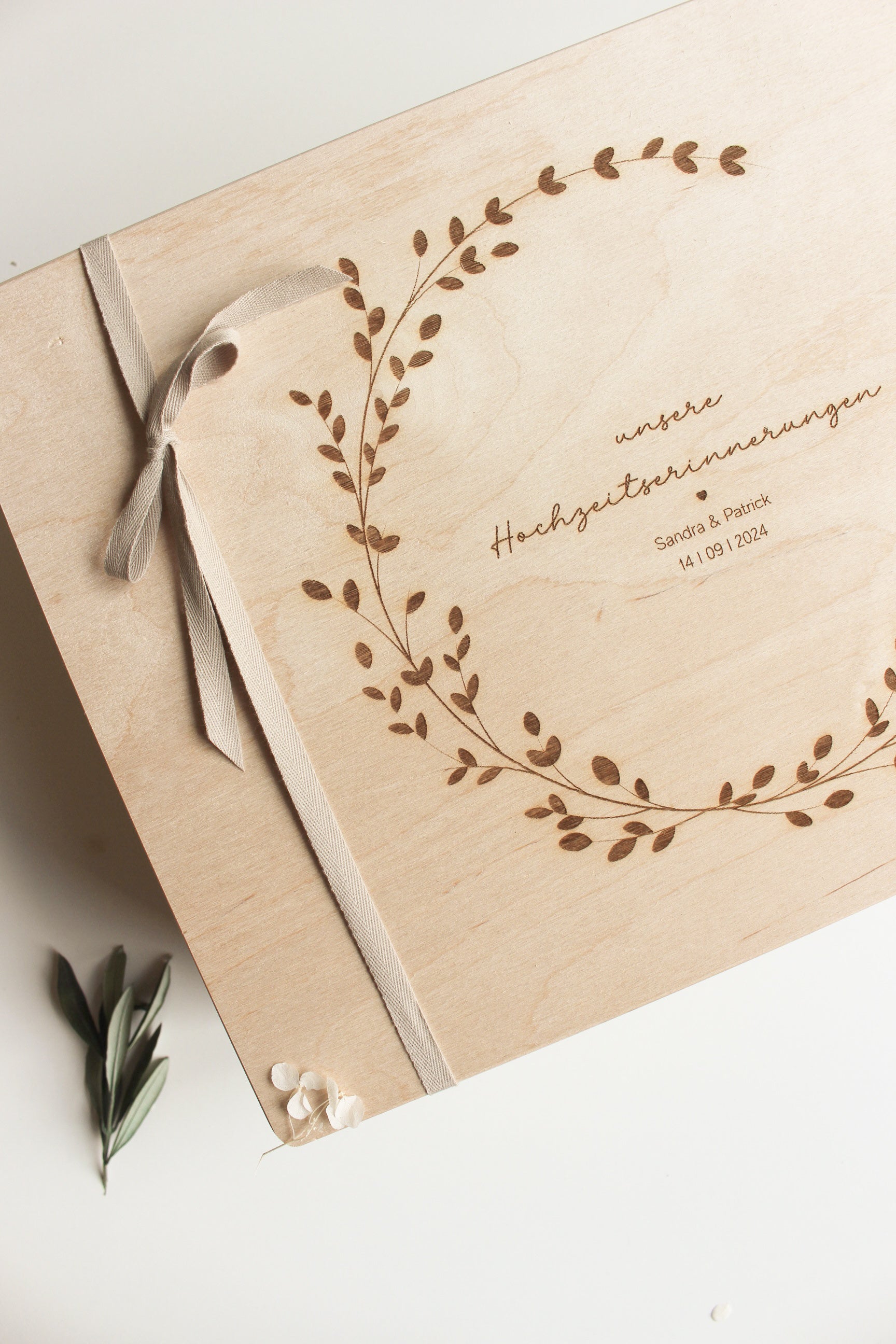 Personalisierte Erinnerungskiste als Hochzeitsgeschenk - Blumenkranz