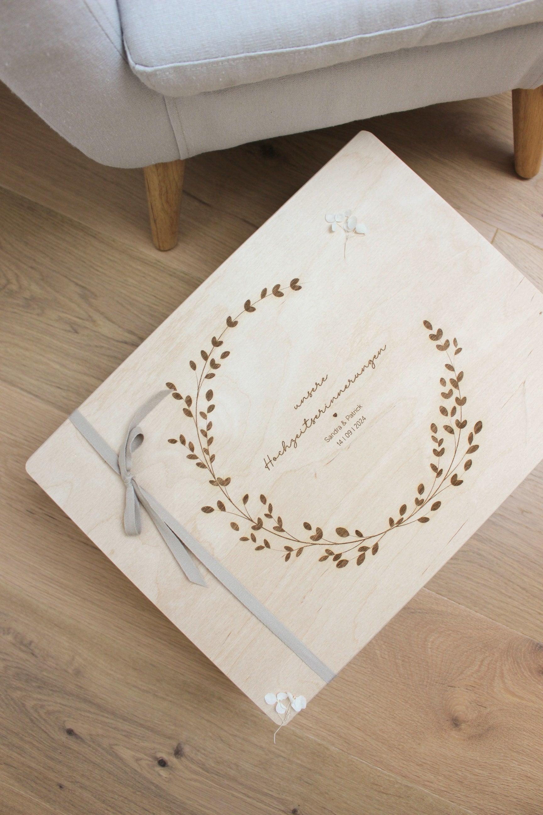 Personalisierte Erinnerungskiste als Hochzeitsgeschenk - Blumenkranz