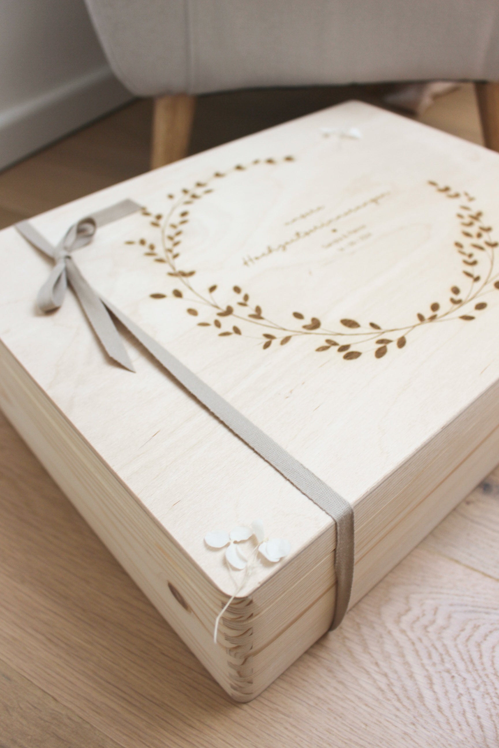 Personalisierte Erinnerungskiste als Hochzeitsgeschenk - Blumenkranz