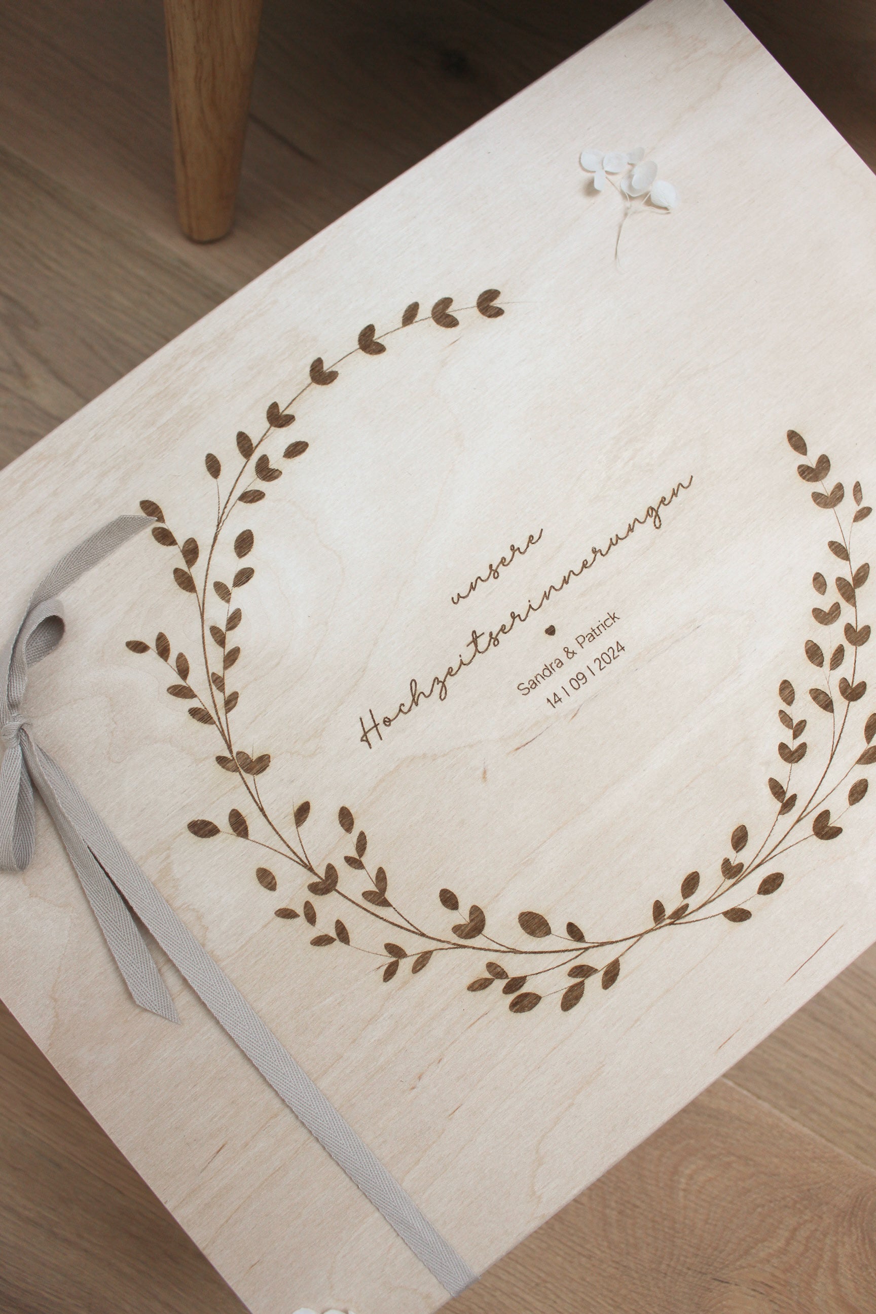 Personalisierte Erinnerungskiste als Hochzeitsgeschenk - Blumenkranz