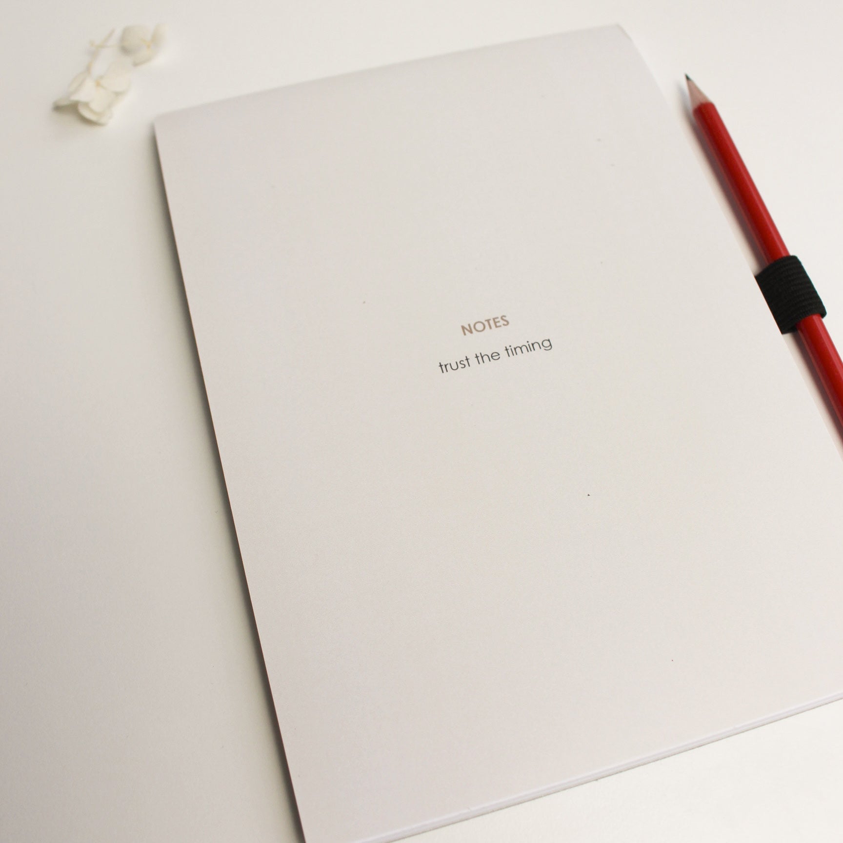 Notizblock "tust the timing" inkl. graviertem Bleistift
