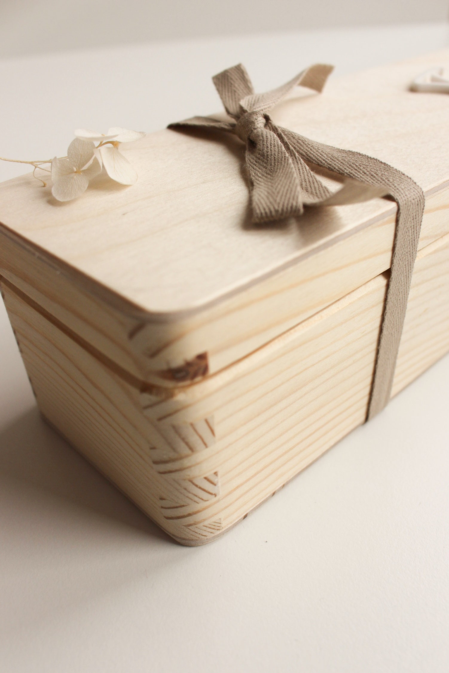 Personalisierte Holzbox für lange Taufkerzen