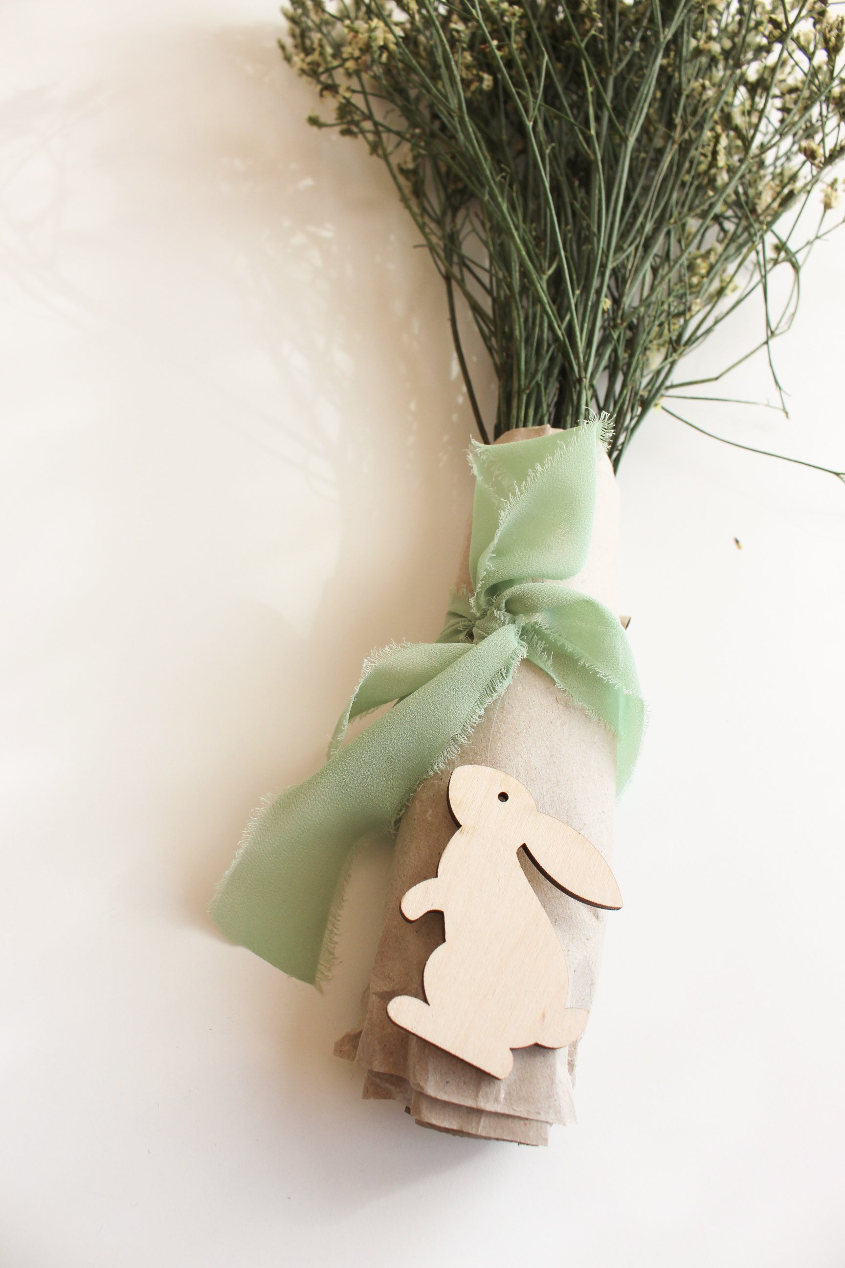 Minimalistische Osteranhänger – aus Acryl oder Holz