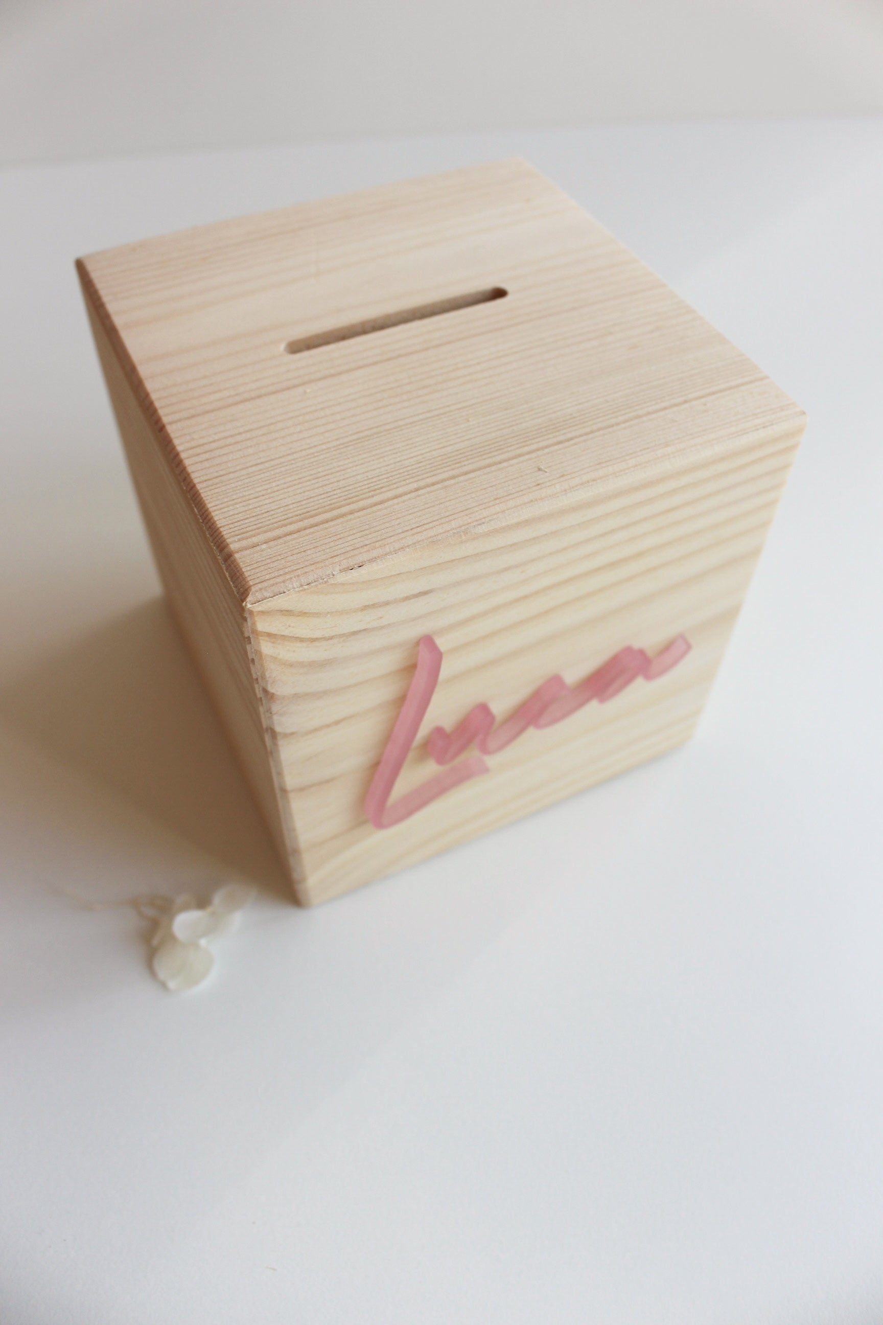 Personalisierte Holz-Spardose mit Acryl-Namensschriftzug