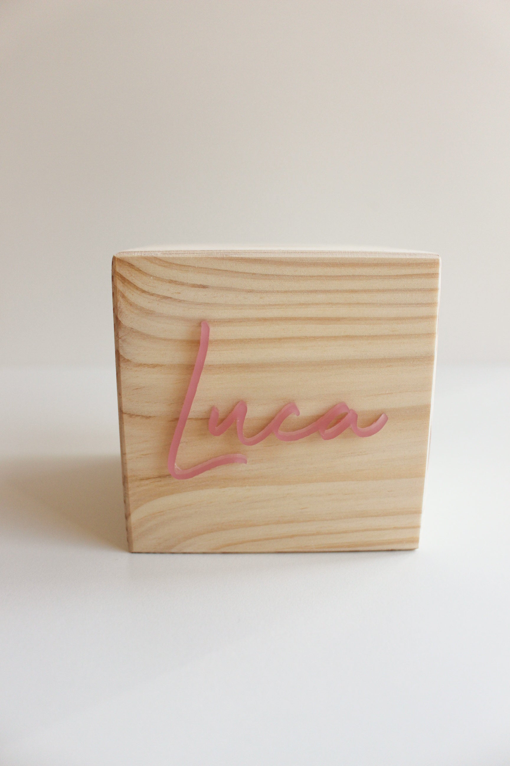 Personalisierte Holz-Spardose mit Acryl-Namensschriftzug