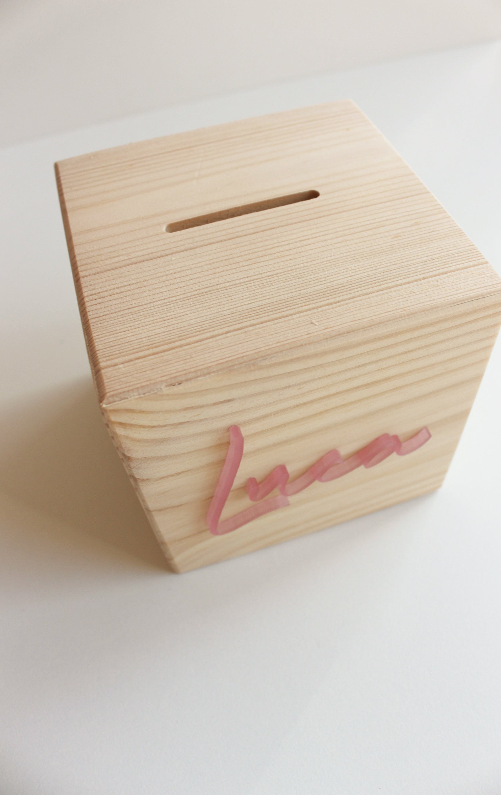 Personalisierte Holz-Spardose mit Acryl-Namensschriftzug