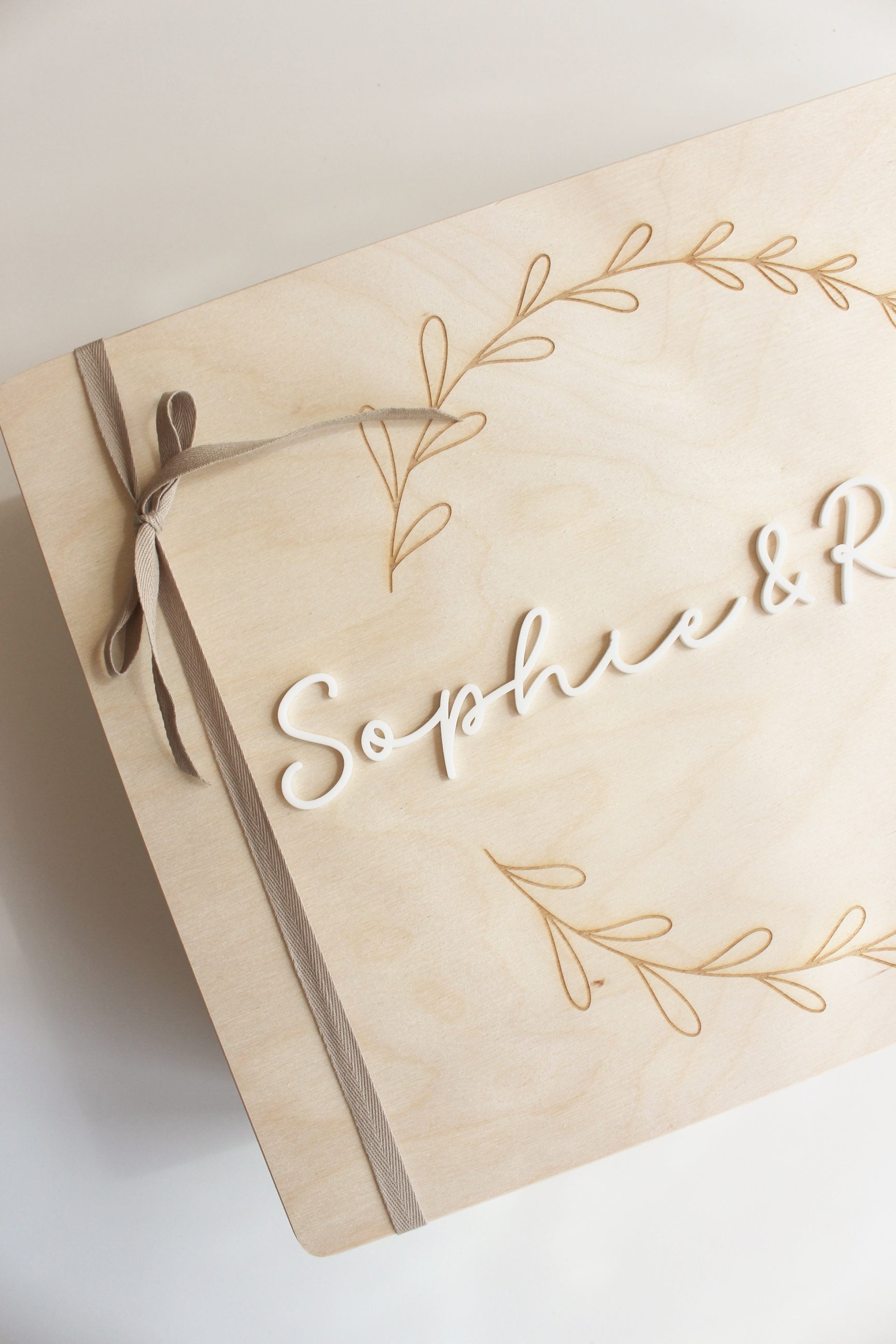 Erinnerungskiste mit Blumenkranz – personalisiert mit Acrylnamen