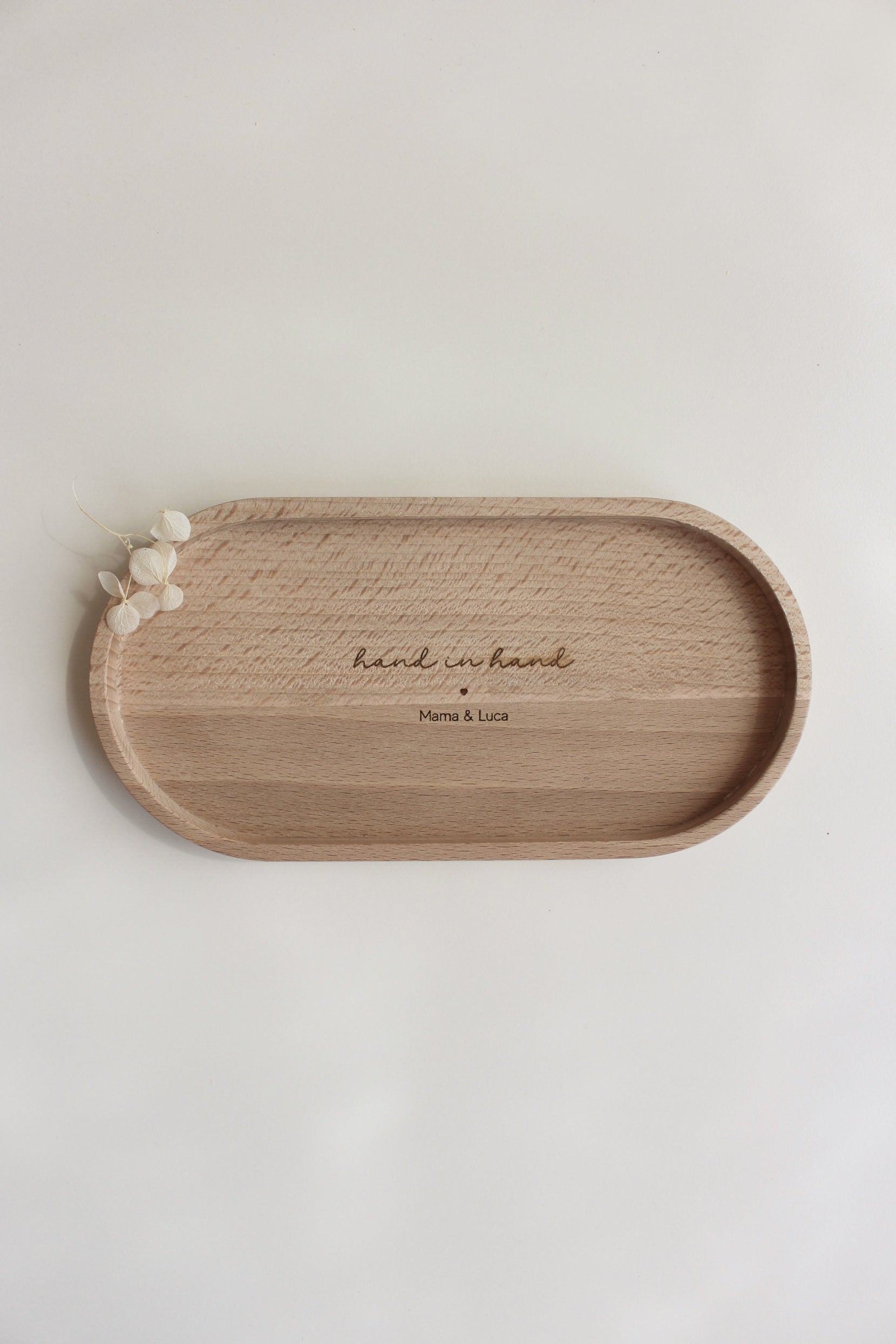 Personalisierbares Dekotablett aus Buchenholz – mit "hand in hand"-Gravur