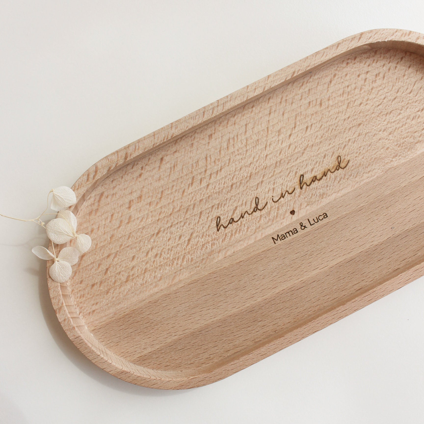 Personalisierbares Dekotablett aus Buchenholz – mit "hand in hand"-Gravur