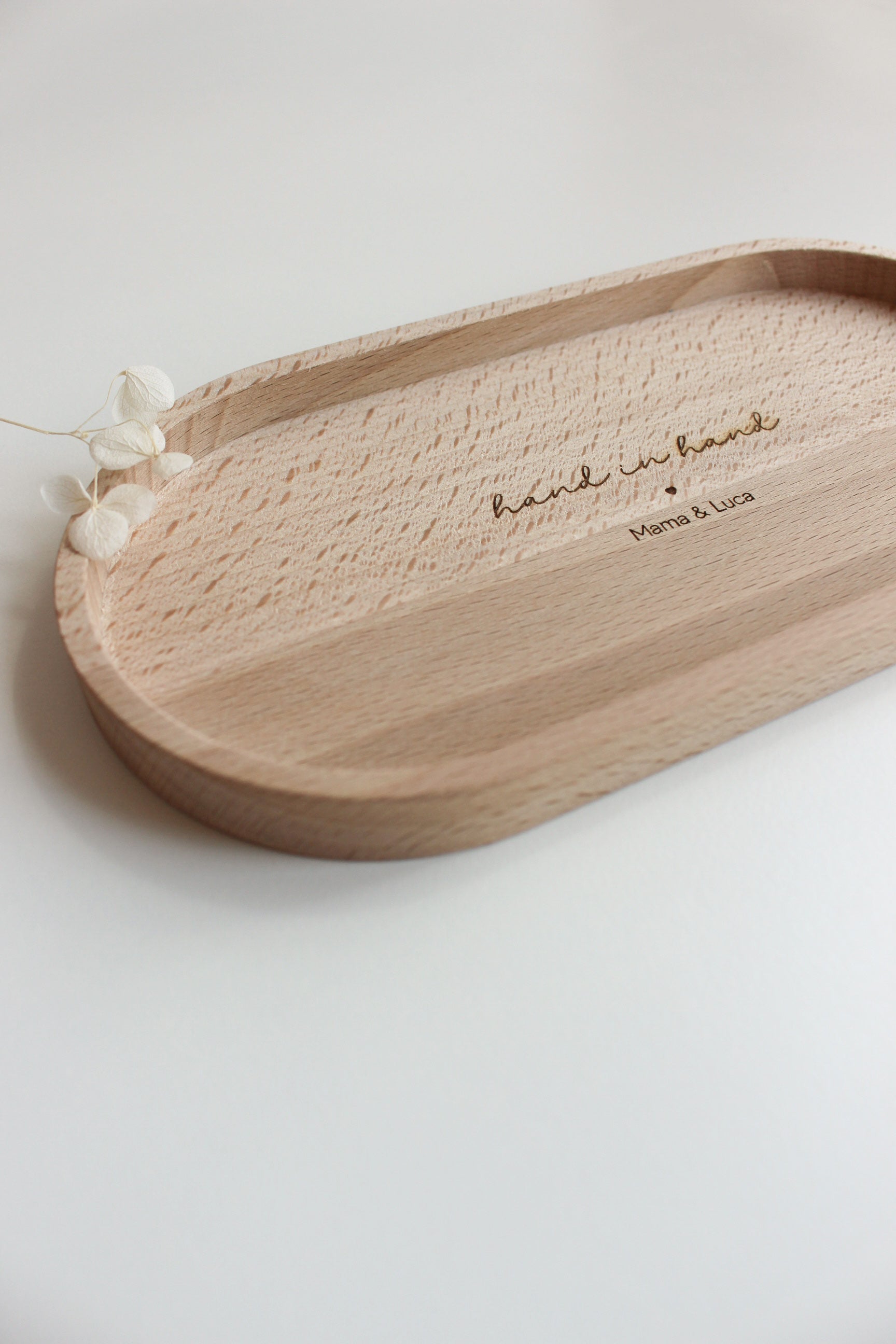 Personalisierbares Dekotablett aus Buchenholz – mit "hand in hand"-Gravur