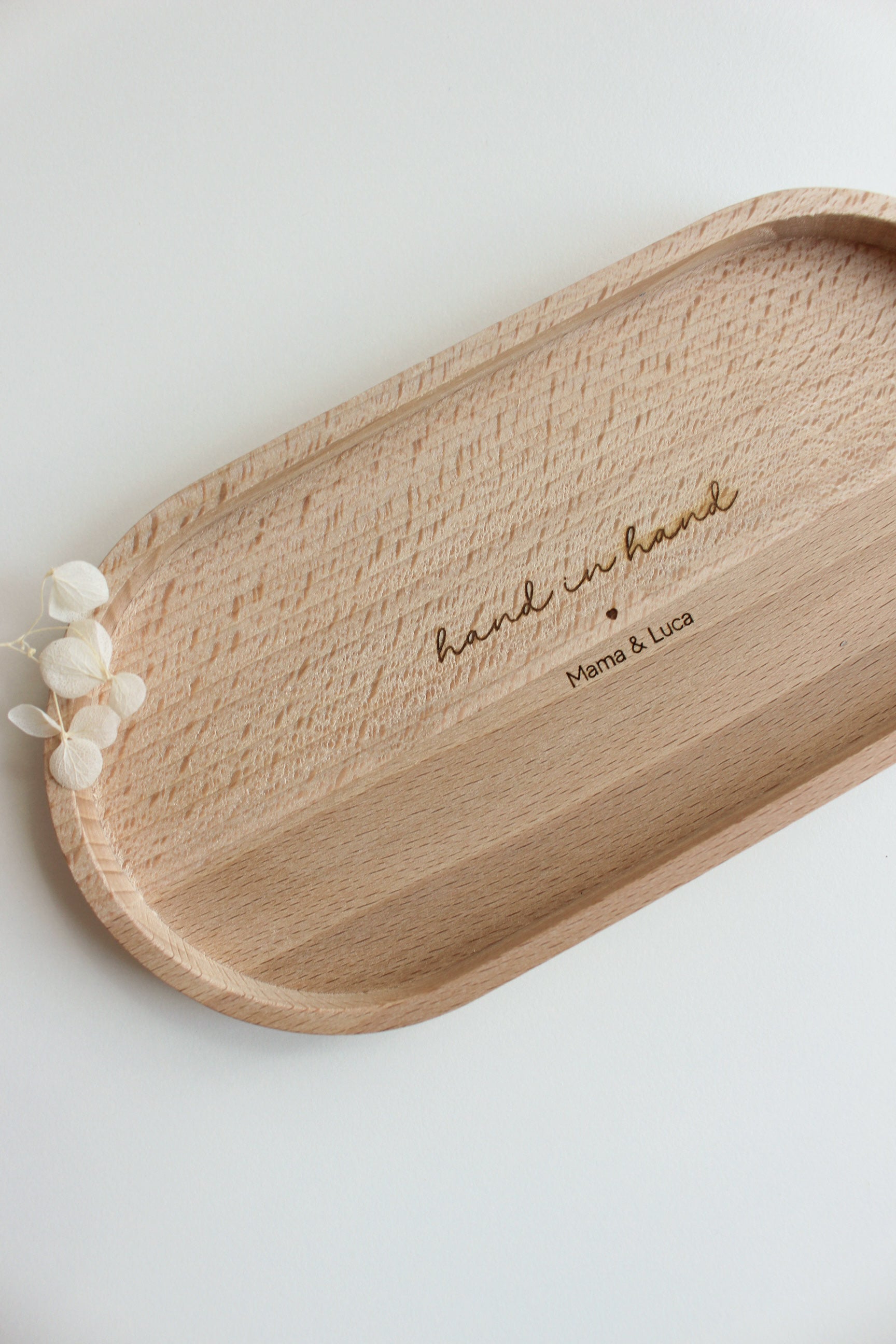 Personalisierbares Dekotablett aus Buchenholz – mit "hand in hand"-Gravur