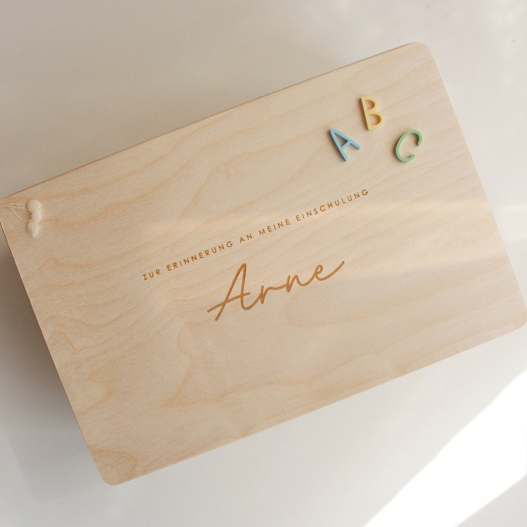 Erinnerungskiste zur Einschulung – Personalisierte Holzkiste mit „ABC“-Design