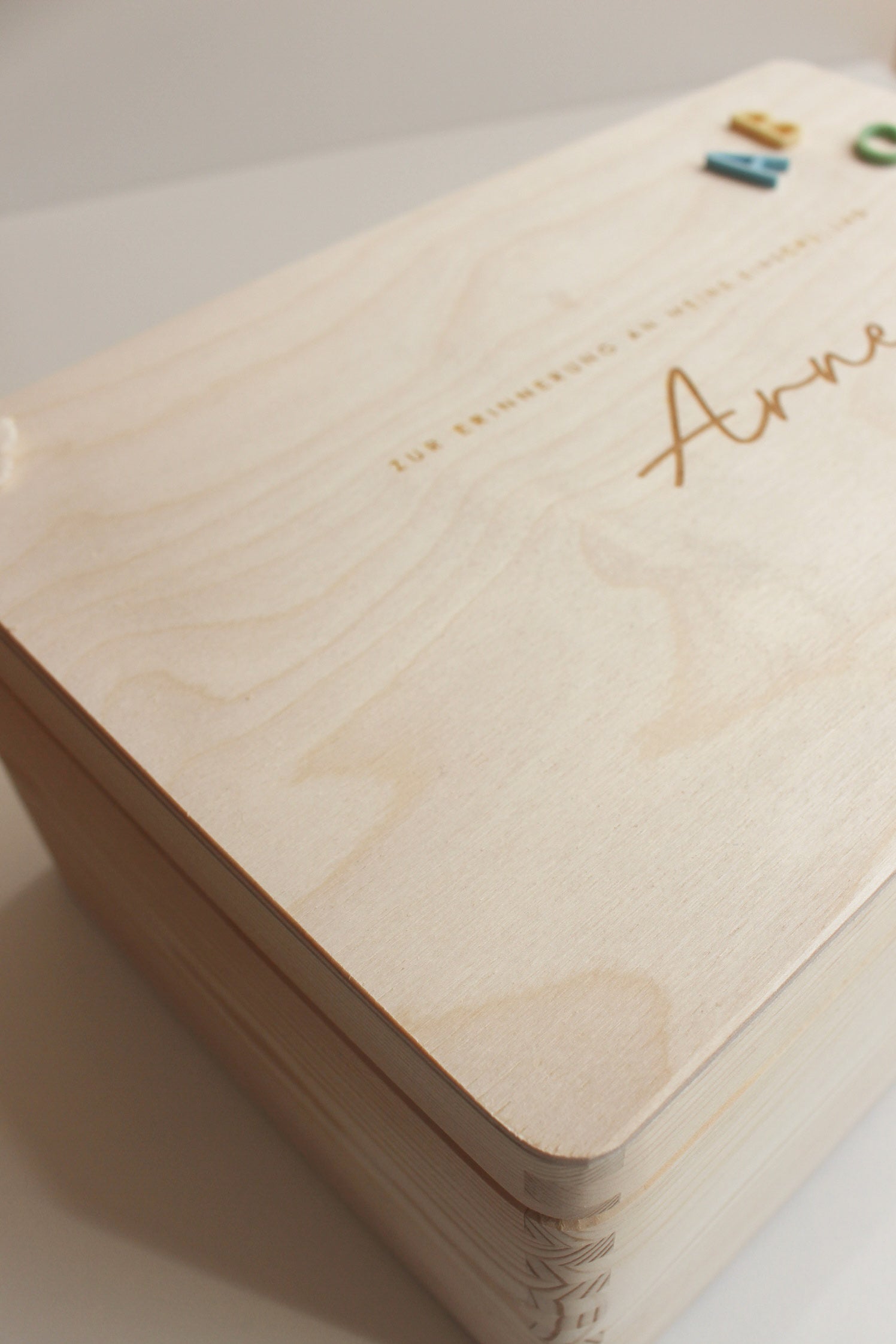 Erinnerungskiste zur Einschulung – Personalisierte Holzkiste mit „ABC“-Design