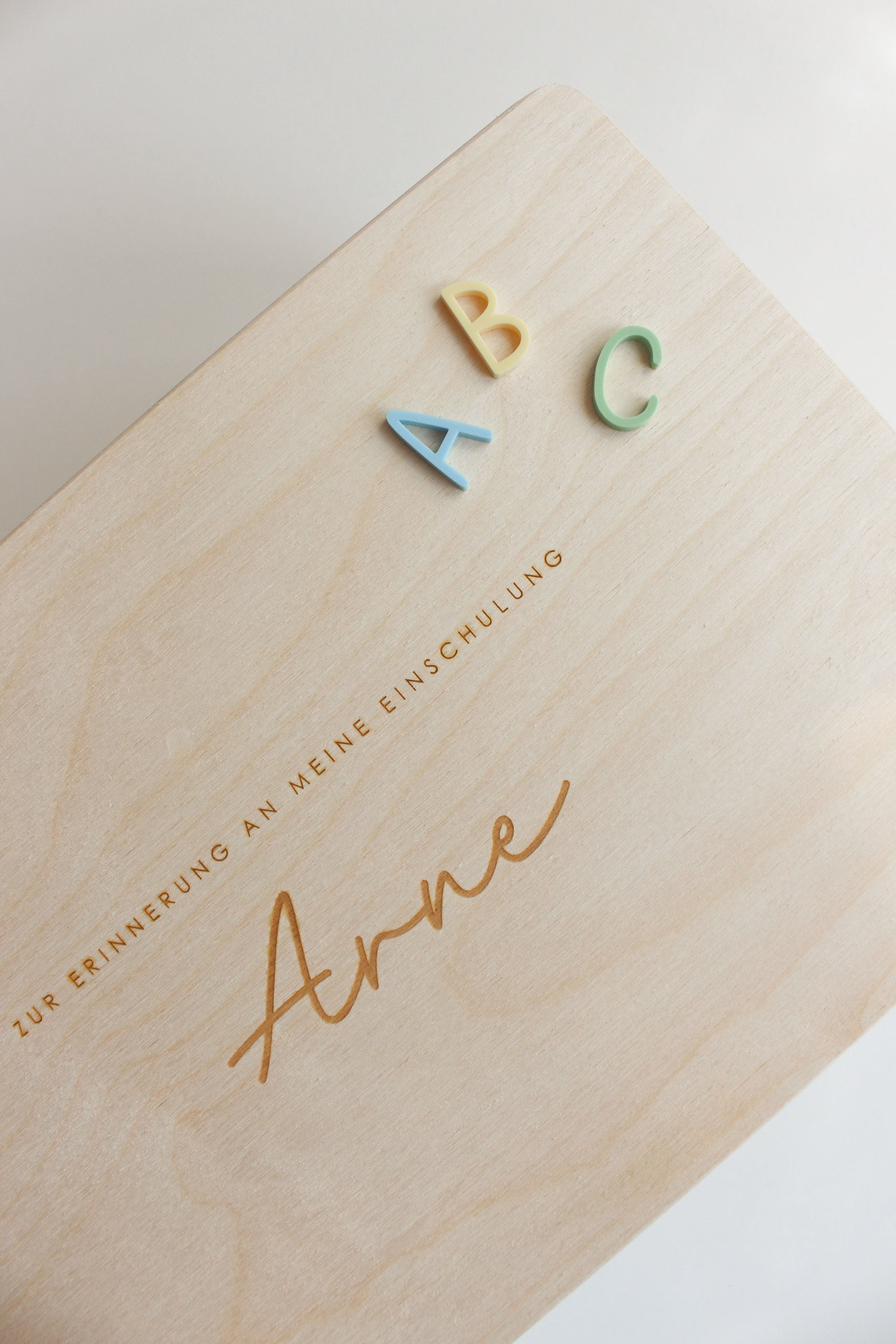 Erinnerungskiste zur Einschulung – Personalisierte Holzkiste mit „ABC“-Design