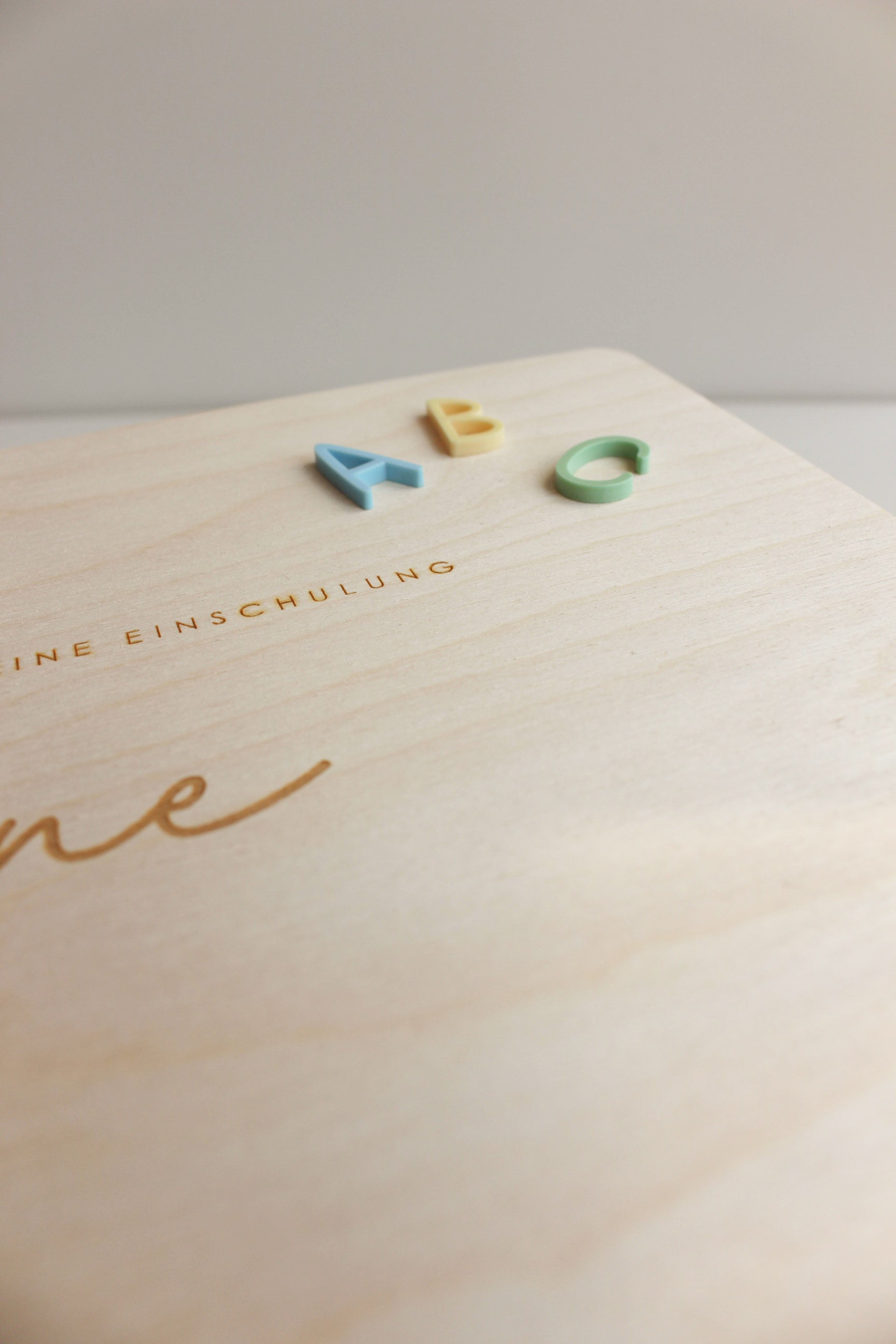 Erinnerungskiste zur Einschulung – Personalisierte Holzkiste mit „ABC“-Design