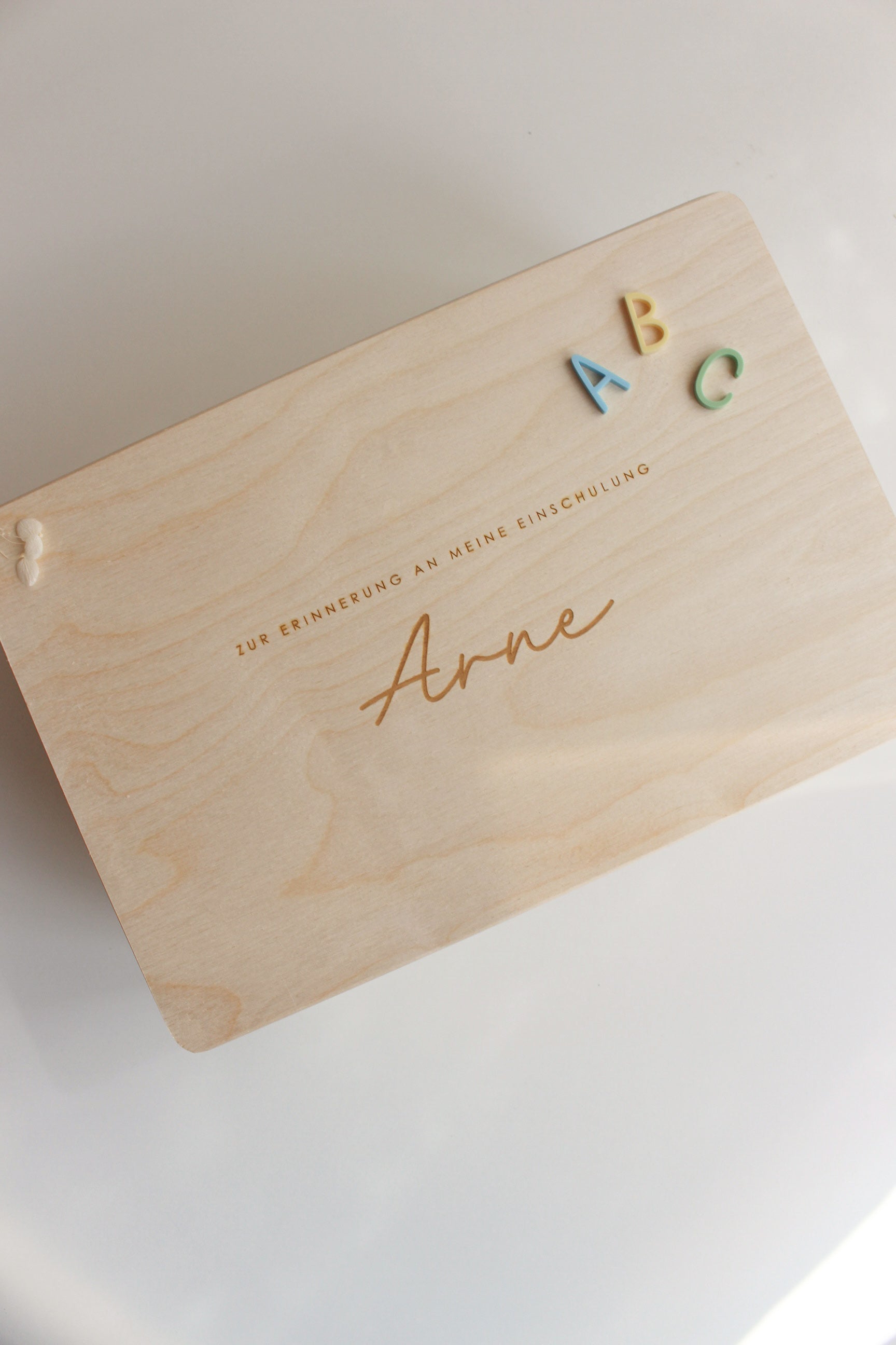 Erinnerungskiste zur Einschulung – Personalisierte Holzkiste mit „ABC“-Design