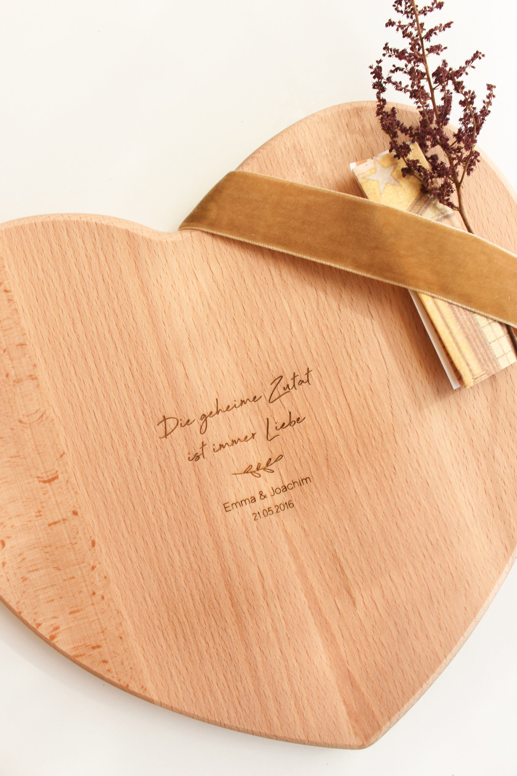 Personalisiertes Herz Schneidebrett zur Hochzeit "Die geheime Zutat..."