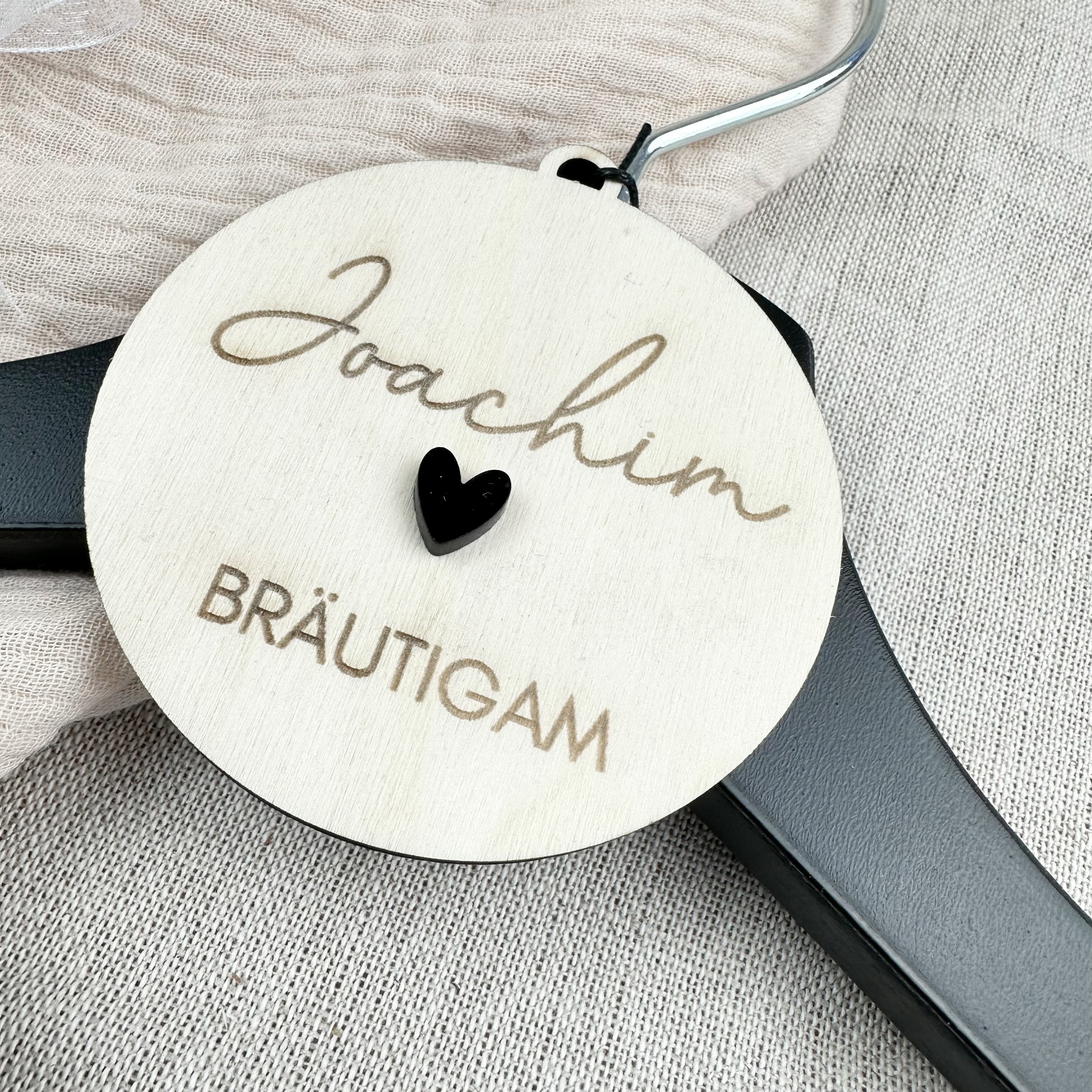 Personalisierte Kleiderbügel zur Hochzeit