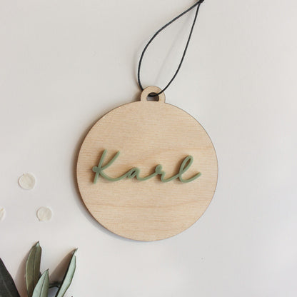 Personalisierte Weihnachtskugel aus Holz mit Acryl-Namen