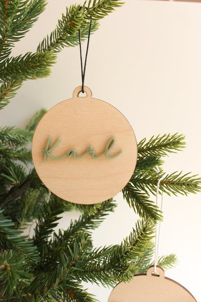 Personalisierte Weihnachtskugel aus Holz mit Acryl-Namen