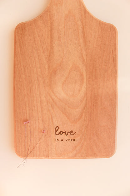 Schneidebrett "Love is a verb"