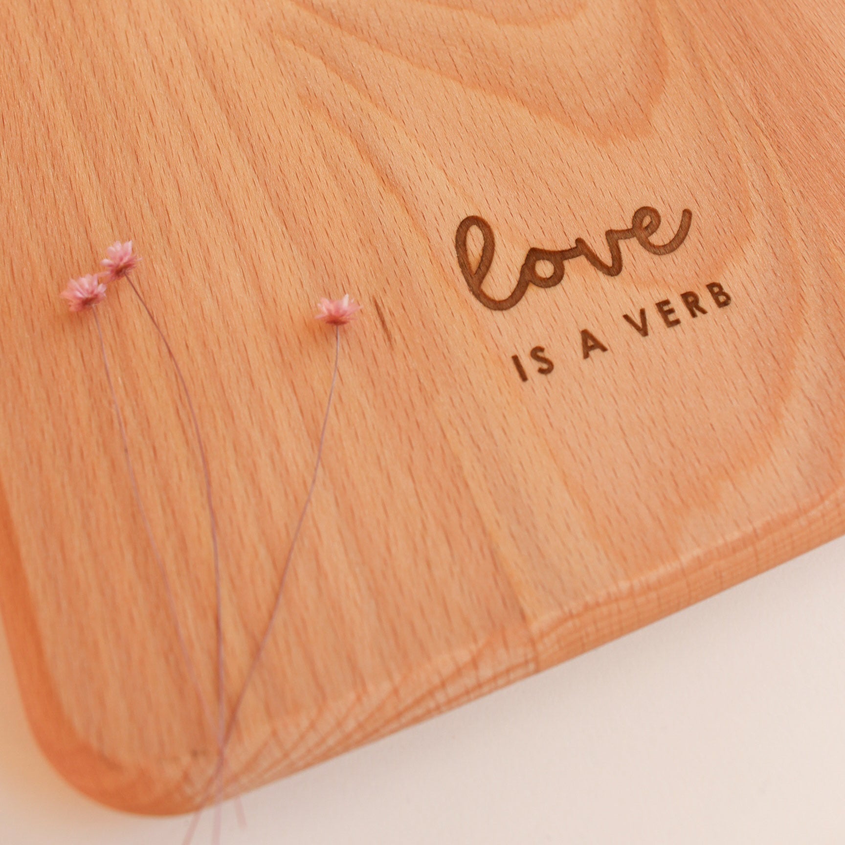 Schneidebrett "Love is a verb"