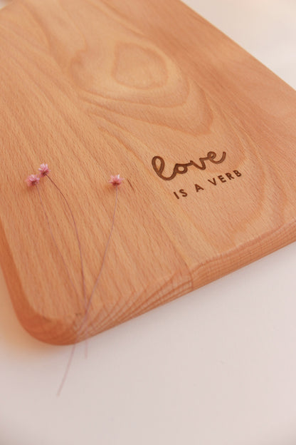 Schneidebrett "Love is a verb"