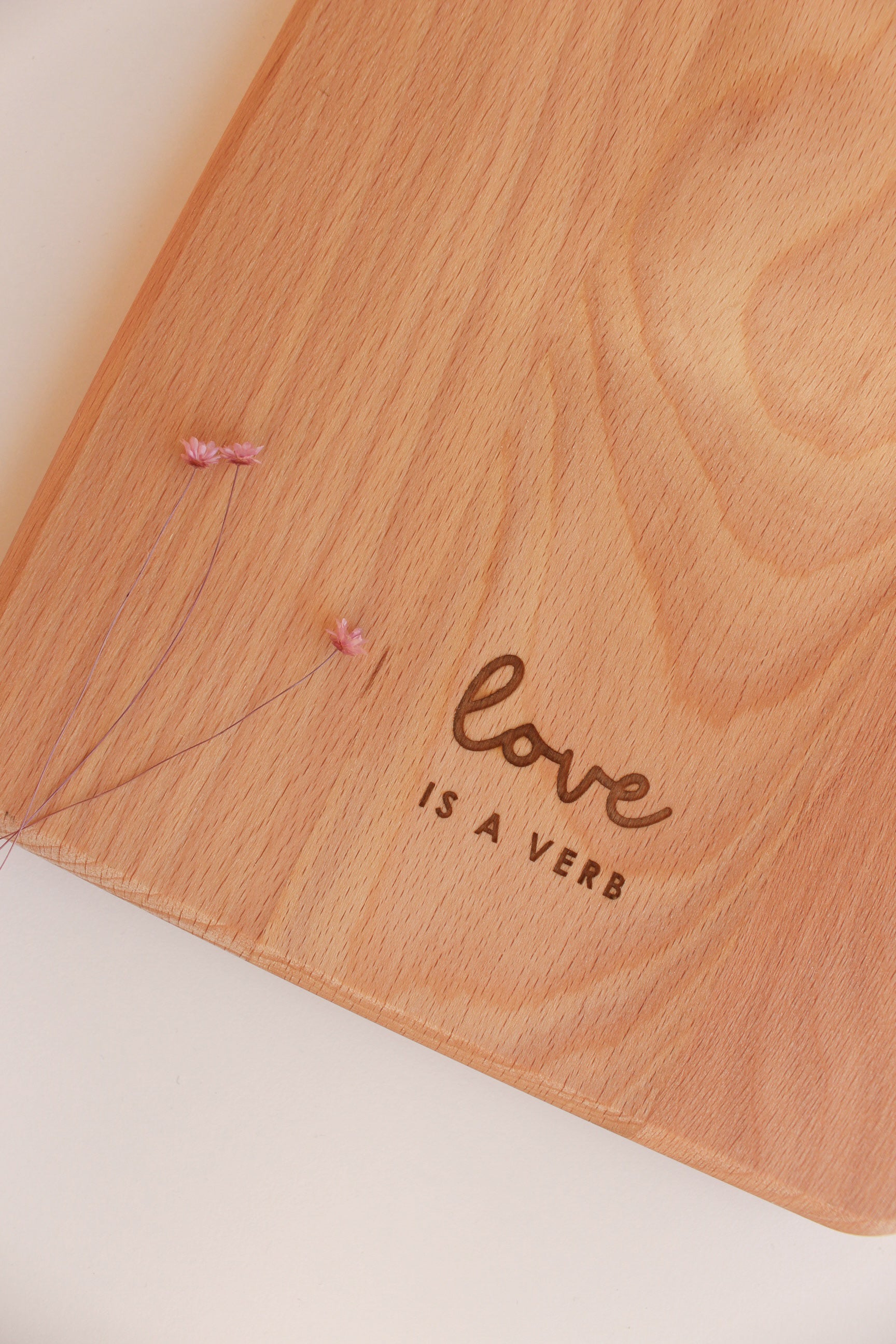 Schneidebrett "Love is a verb"
