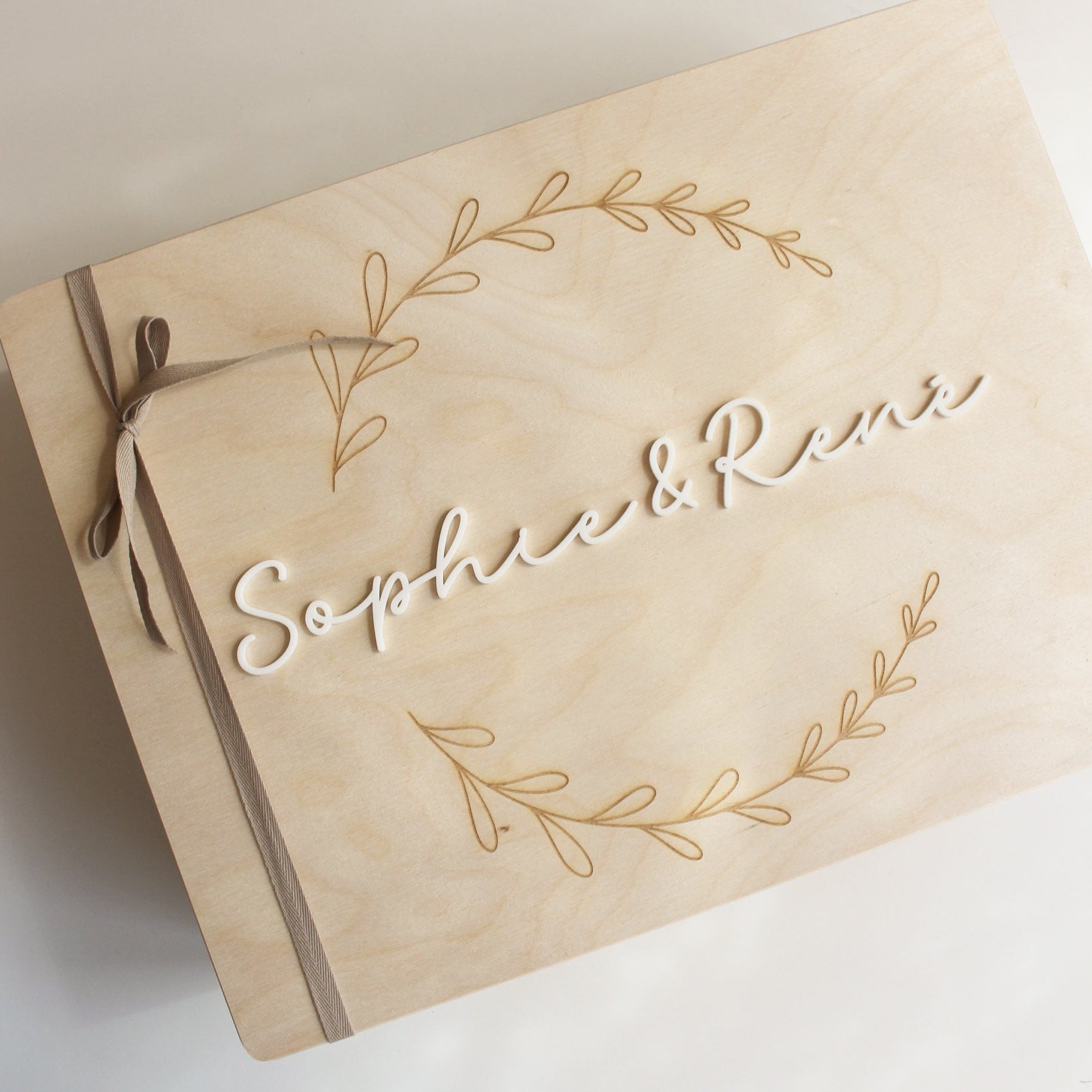 Erinnerungskiste mit Blumenkranz – personalisiert mit Acrylnamen