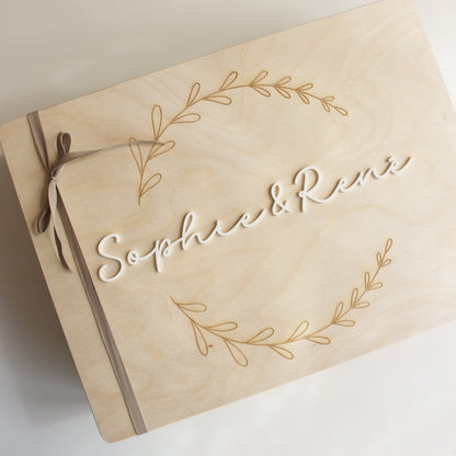 Erinnerungskiste mit Blumenkranz – personalisiert mit Acrylnamen