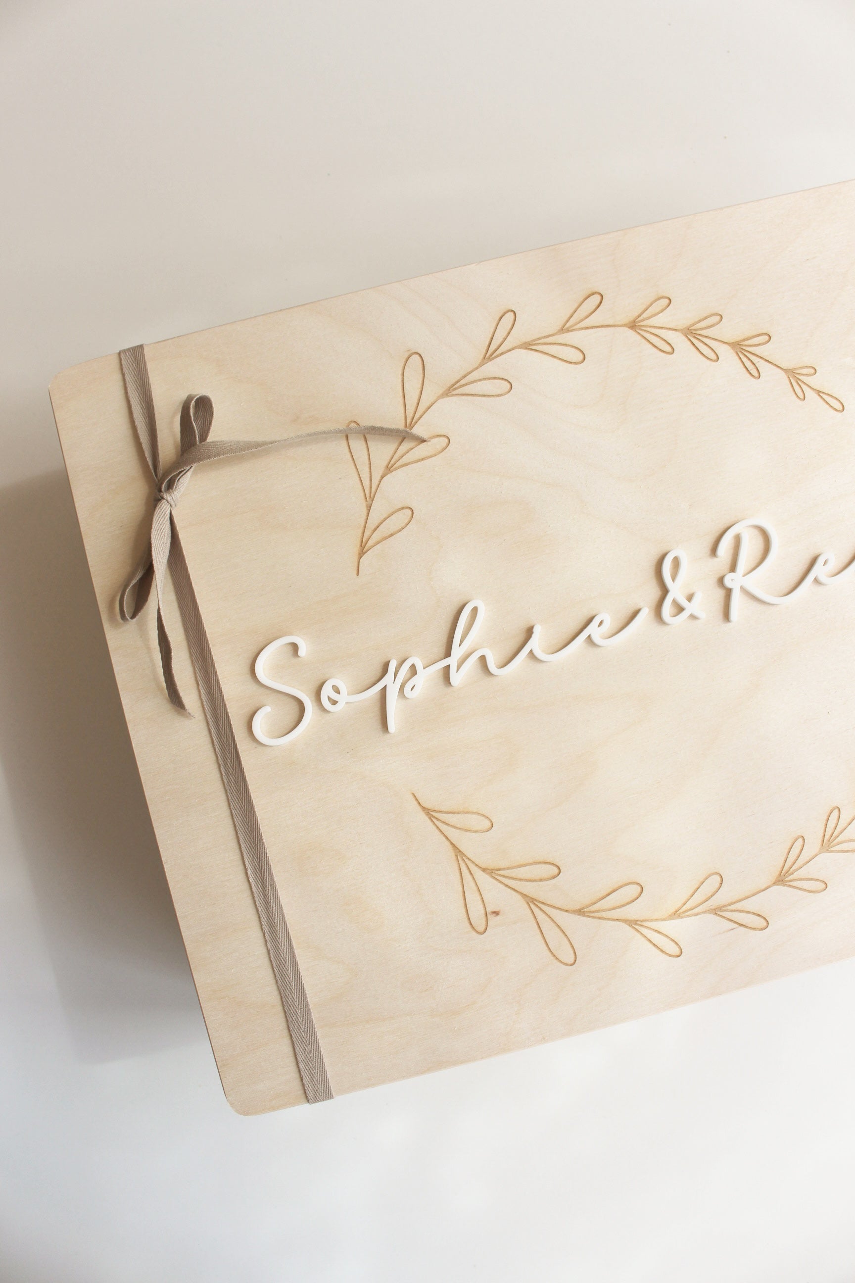 Erinnerungskiste mit Blumenkranz – personalisiert mit Acrylnamen