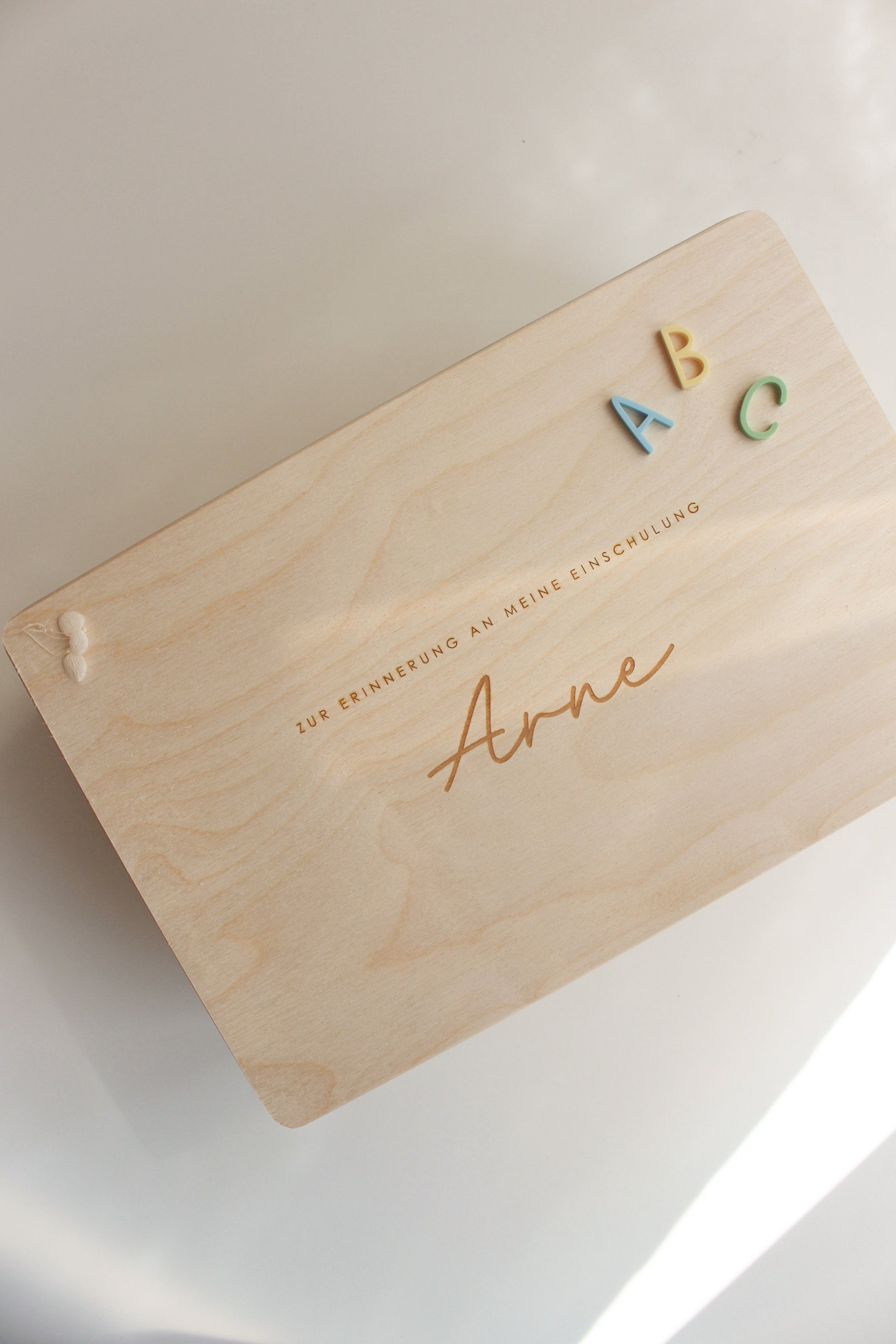 Erinnerungskiste zur Einschulung – Personalisierte Holzkiste mit „ABC“-Design