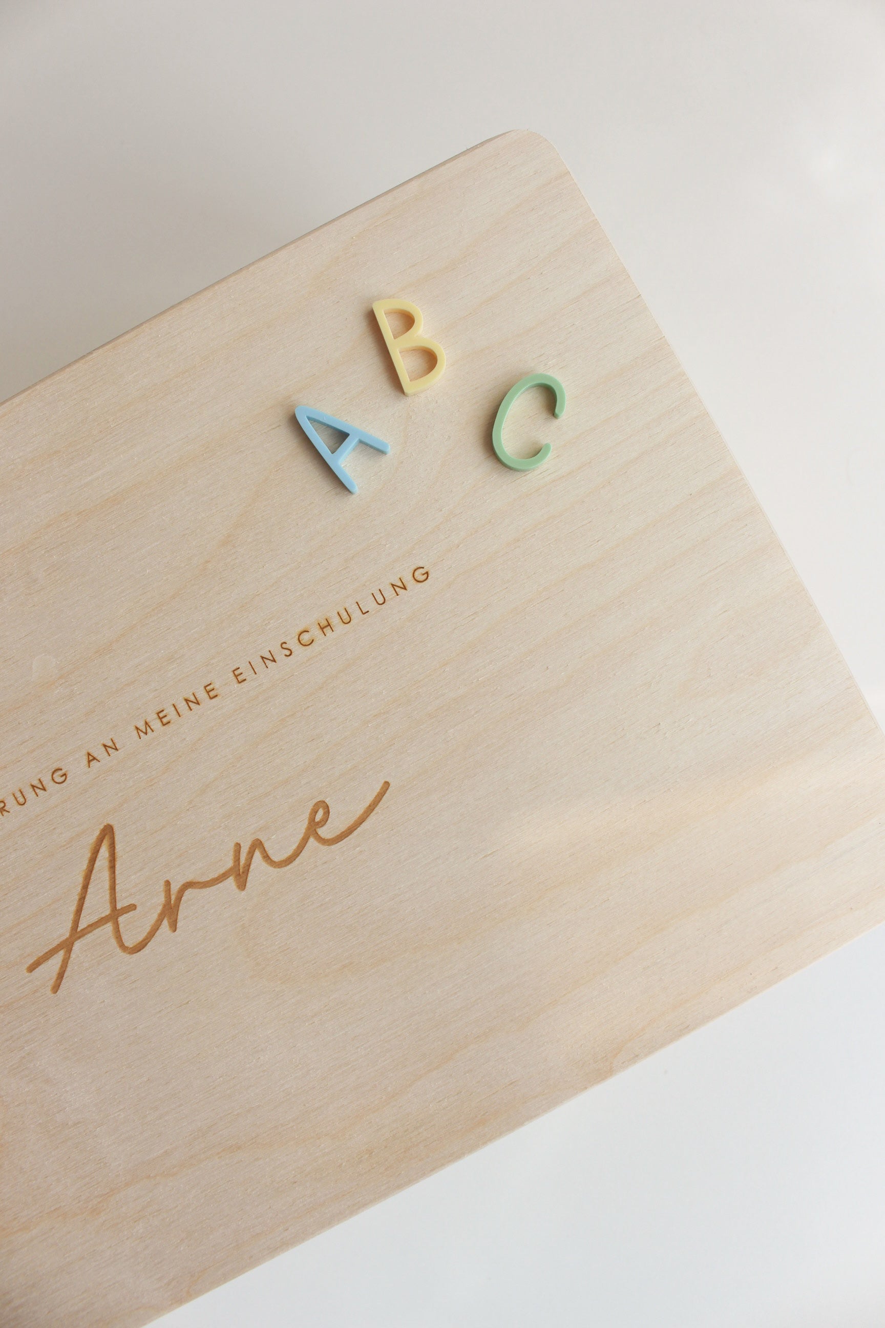 Erinnerungskiste zur Einschulung – Personalisierte Holzkiste mit „ABC“-Design