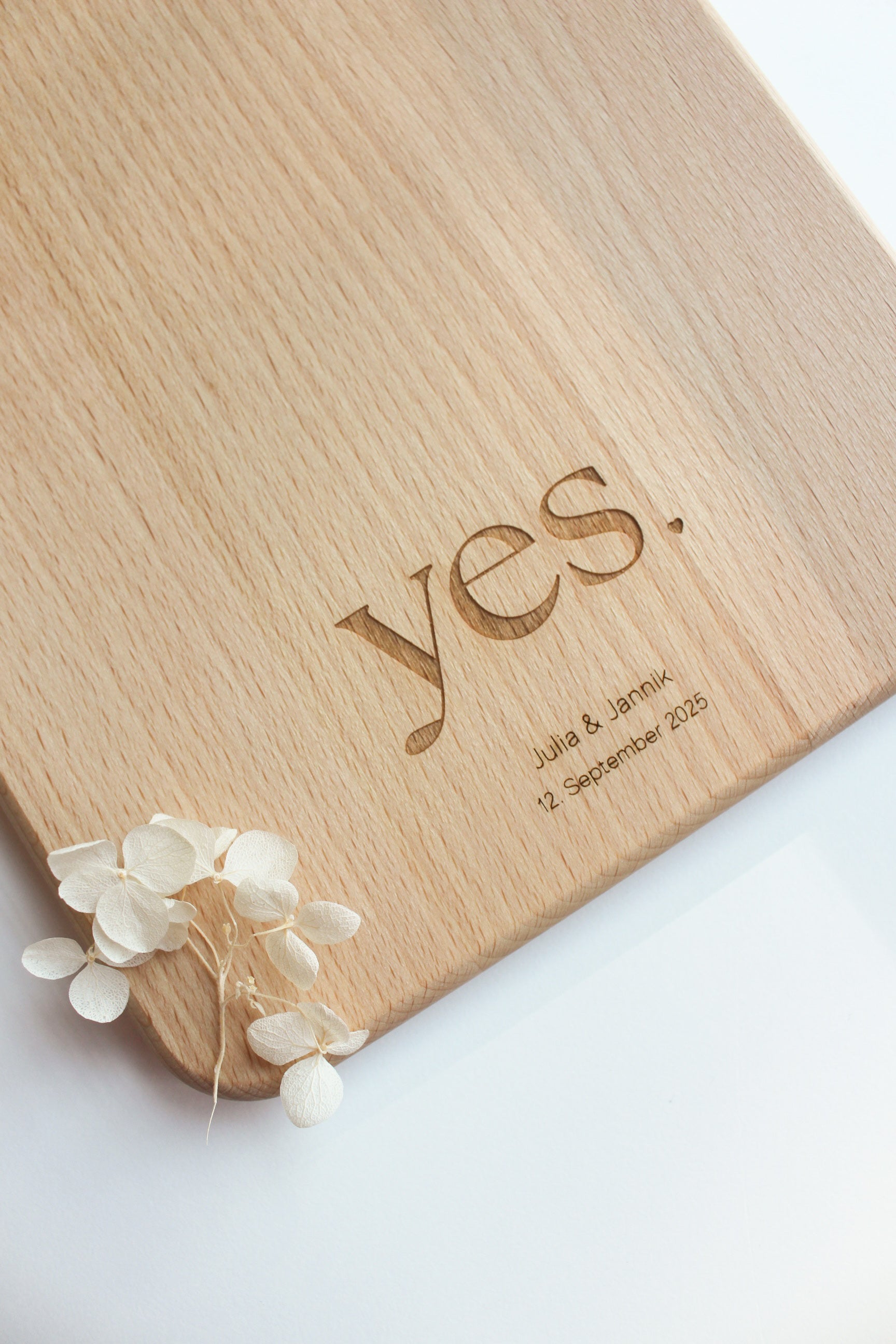 Personalisiertes Schneidebrett 'yes' zur Hochzeit – Gravur mit Namen & Datum