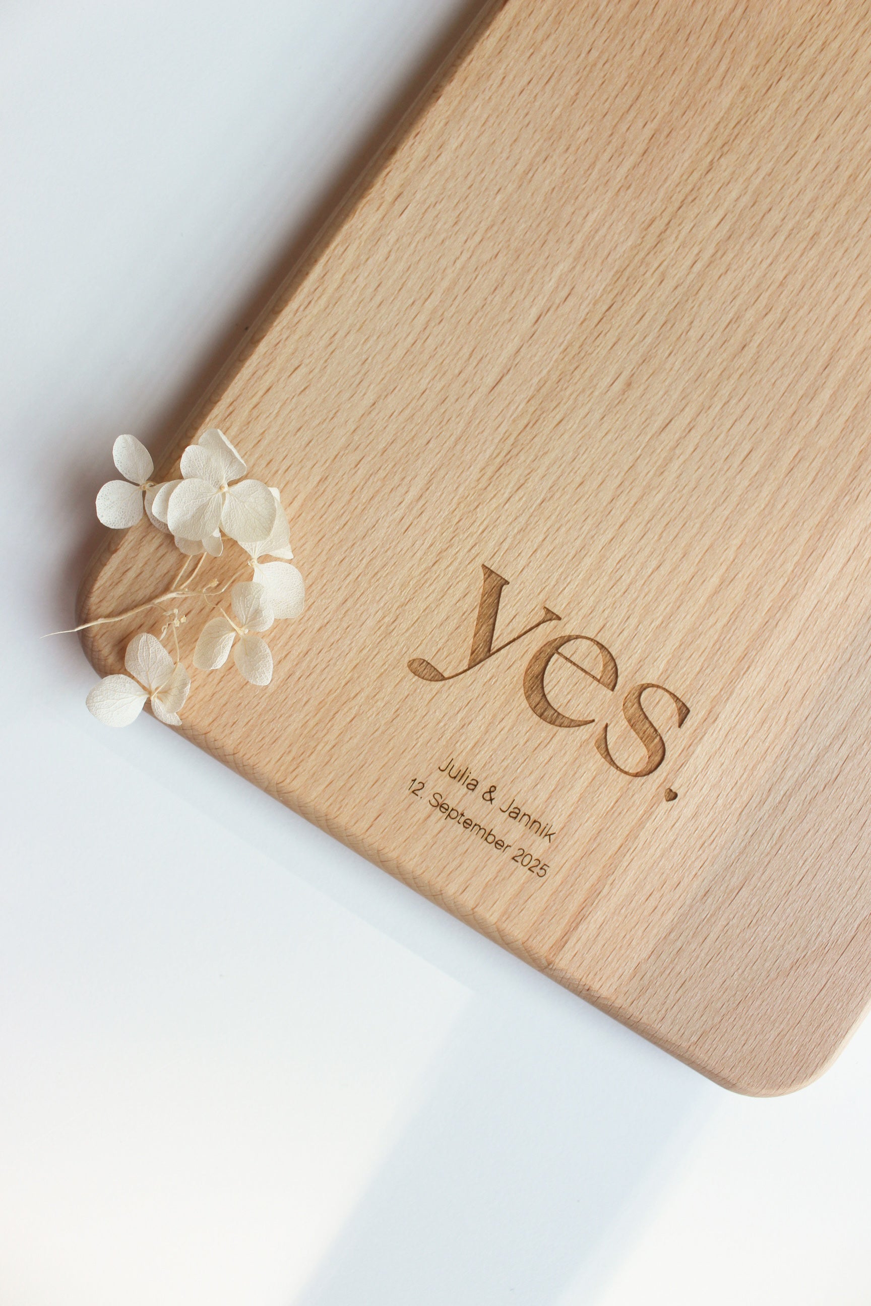 Personalisiertes Schneidebrett 'yes' zur Hochzeit – Gravur mit Namen & Datum