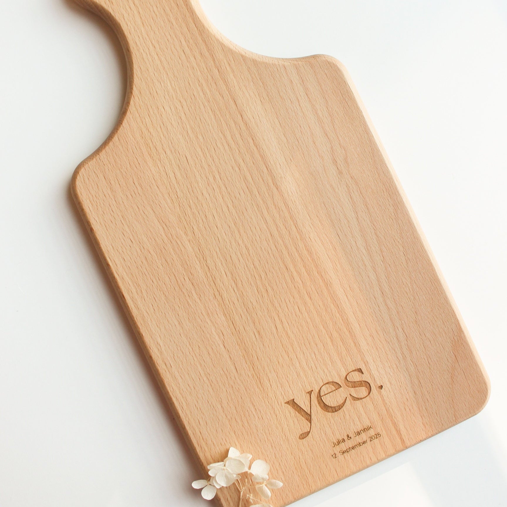 Personalisiertes Schneidebrett 'yes' zur Hochzeit – Gravur mit Namen & Datum