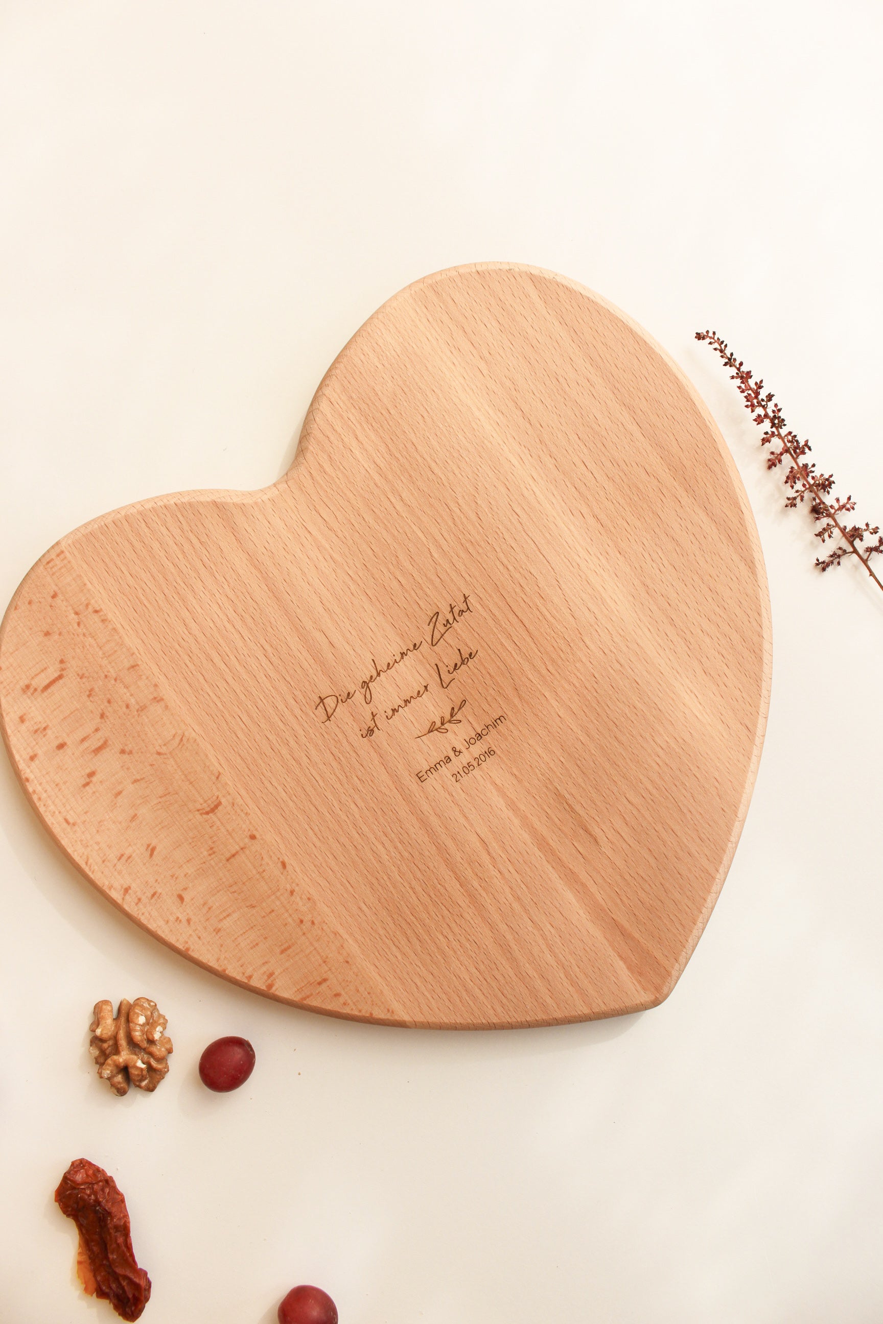 Personalisiertes Herz Schneidebrett zur Hochzeit "Die geheime Zutat..."