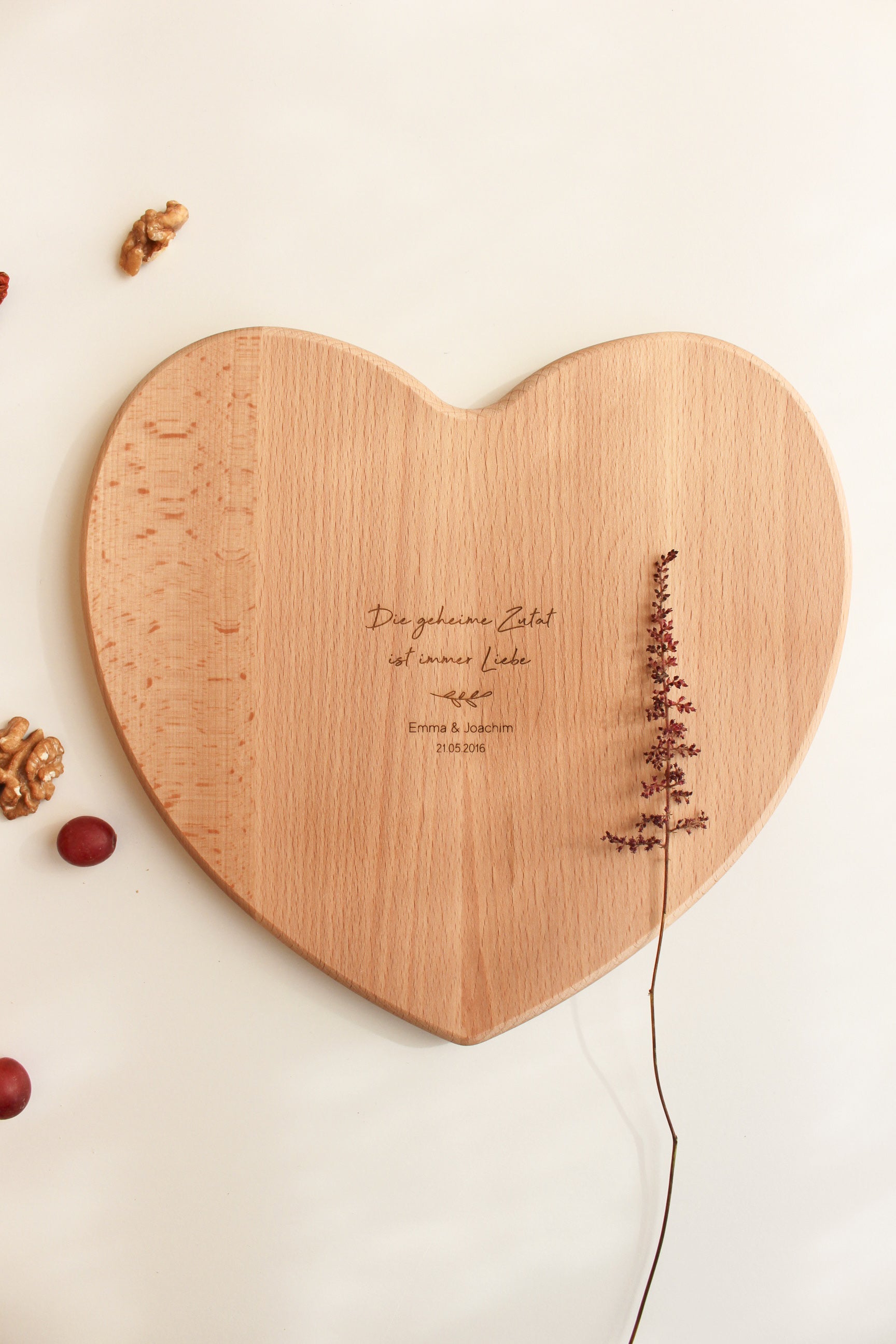 Personalisiertes Herz Schneidebrett zur Hochzeit "Die geheime Zutat..."