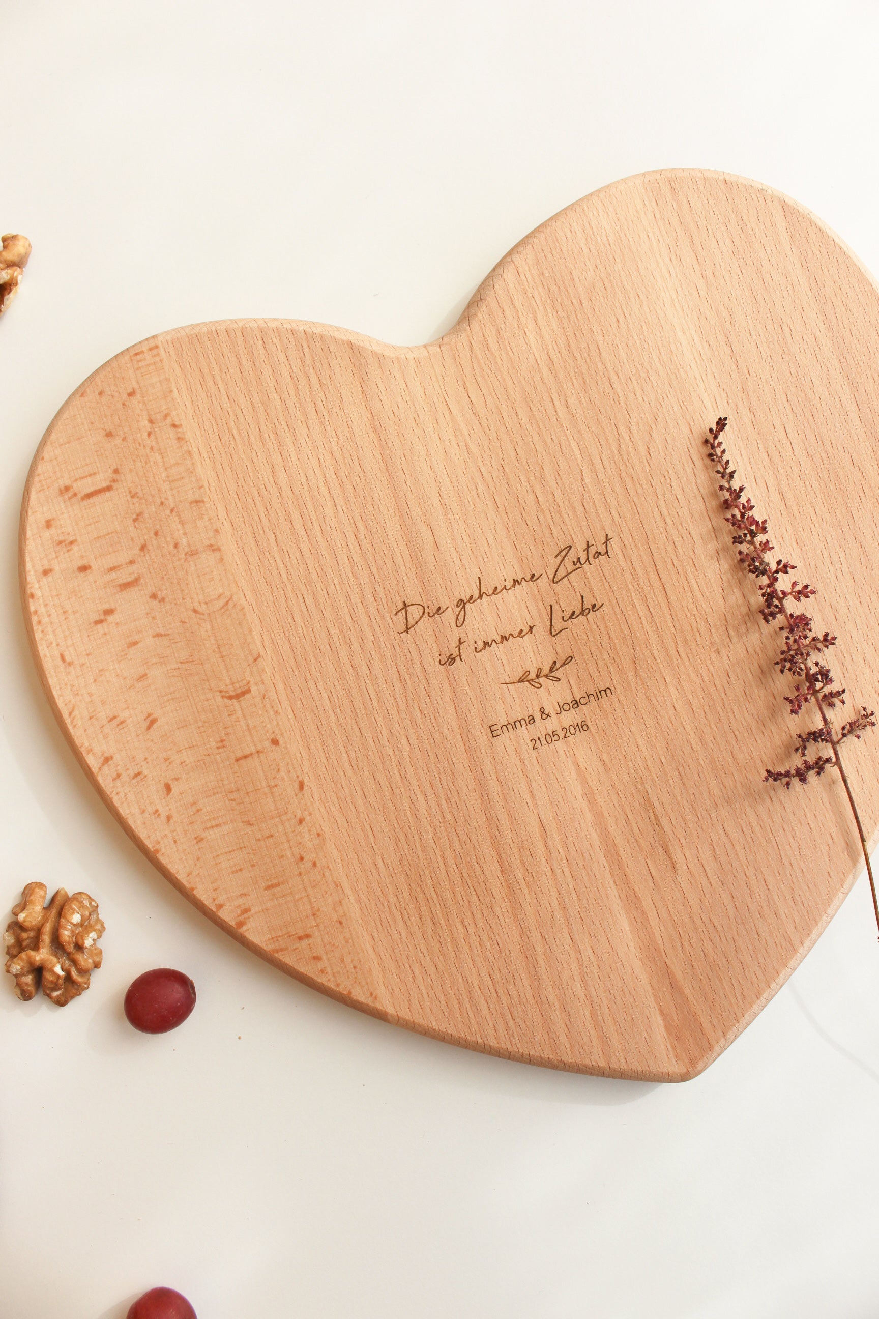 Personalisiertes Herz Schneidebrett zur Hochzeit "Die geheime Zutat..."